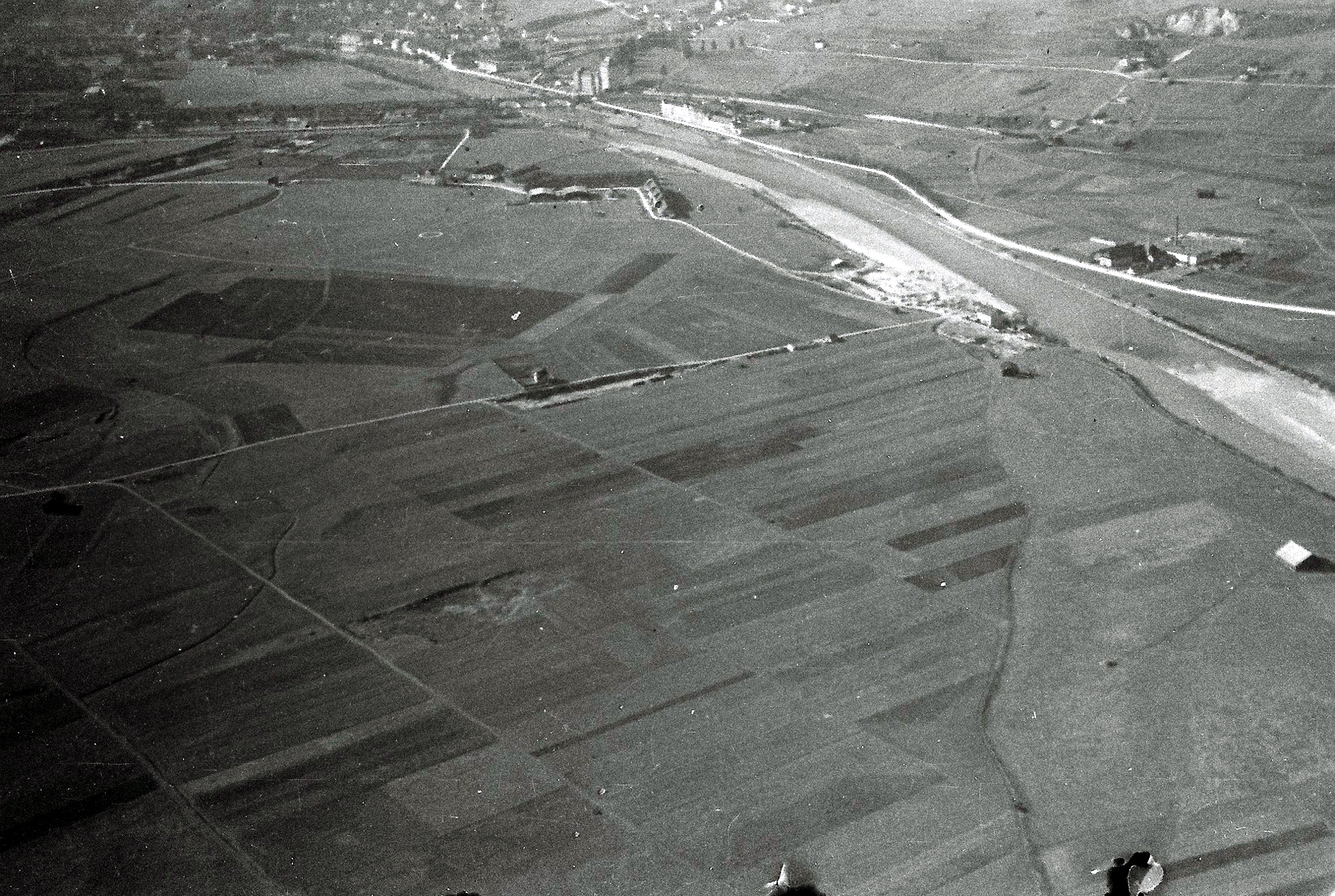 Das Innsbrucker Flughafengelände stellte ein unregelmäßiges Fünfeck dar und wies eine Fläche von 15,84 Hektar auf. An der Nordecke des Areals stand rechts neben den beiden Hangars das ebenerdige Flughafengebäude. Die Mitte des aus einer festen Grasnarbe bestehenden Flugfeldes wurde durch einen weißen Landekreis gekennzeichnet, in dessen Zentrum sich das Rauchfeuer zur Bestimmung der Windrichtung befand. Die Leitung des ersten Innsbrucker Flughafens lag in den Händen von Alfred von Eccher und seinem Stellvertreter Raoul Stoisavljević.