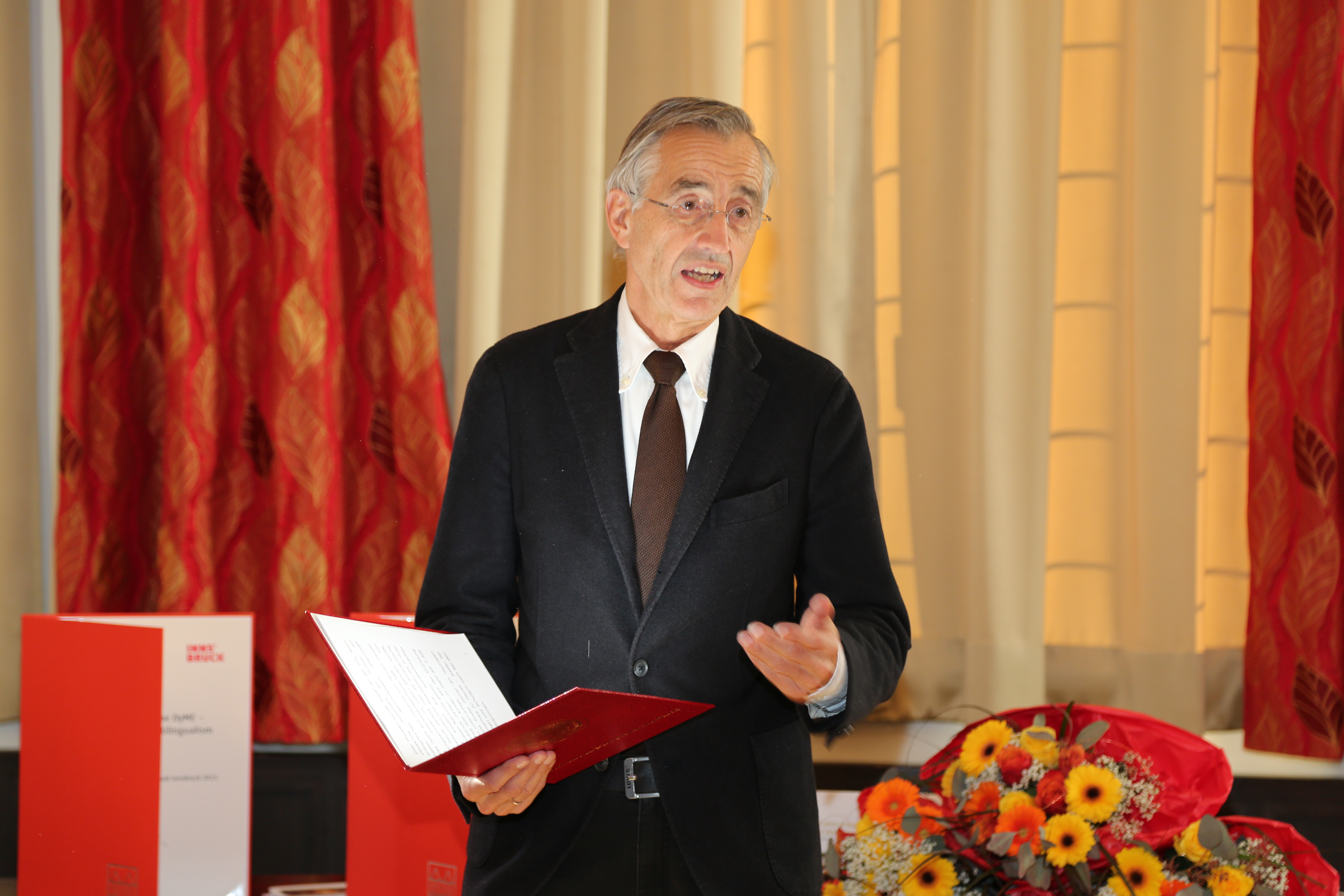 Universitätsrektor Tilmann Märk hielt die Laudatio der zwei Siegerprojekte und betonte deren Wichtigkeit in der heutigen Zeit.