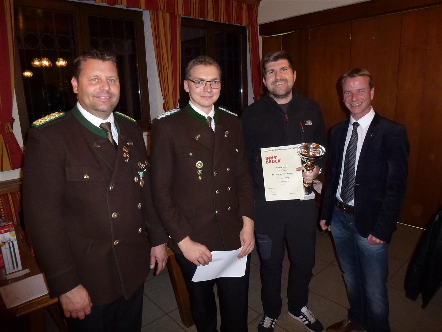 Die Schützengilde Reichenau veranstaltete vom 27. bis 31. Oktober die Innsbrucker Stadtmeisterschaft des Bezirkbundes Innsbruck. Sportreferent und Vizebürgermeister Christoph Kaufmann ließ es sich nicht nehmen persönlich die Siegerehrung‎ mit mit Obmann und Oberschützenmeister Harald Gutsch und Bezirksoberschützenmeister Joachim Steinlechner durchzuführen.