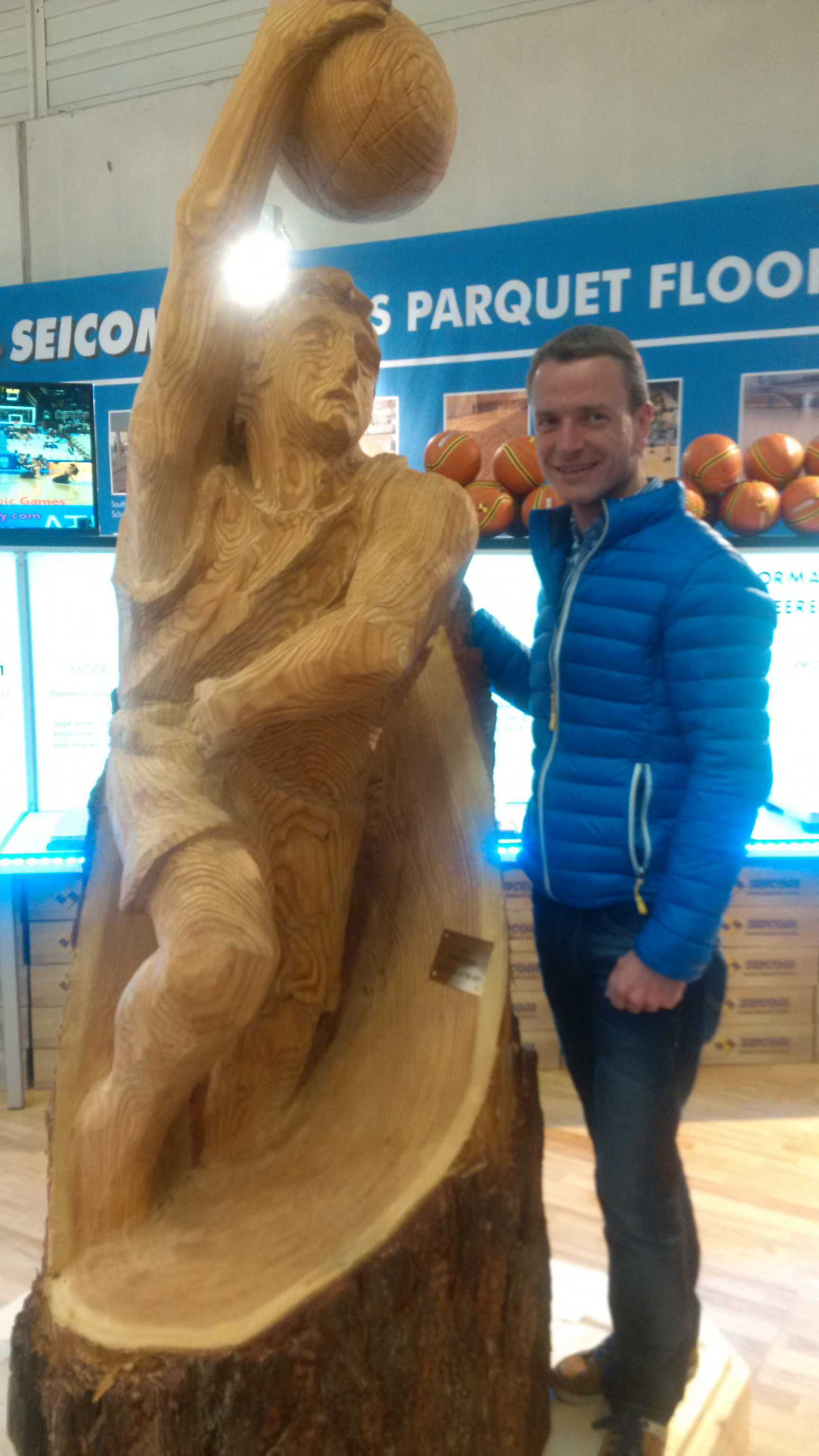 Sportreferent und Vizebürgermeister Christoph Kaufmann besuchte kürzlich die Zukunftsmesse für Freizeitwelten in Köln. Dort traf er beispielsweise auf Ing. Manfred Mair, dessen Firma (AST - Eis und SolartechnickGmbH) für die Kunsteislaufplätze in der Tiroler Landeshauptstadt zuständig ist. Außerdem informierte er sich über Innovationen im Bereich Sport, die auch in Innsbruck Anwendung finden könnten.