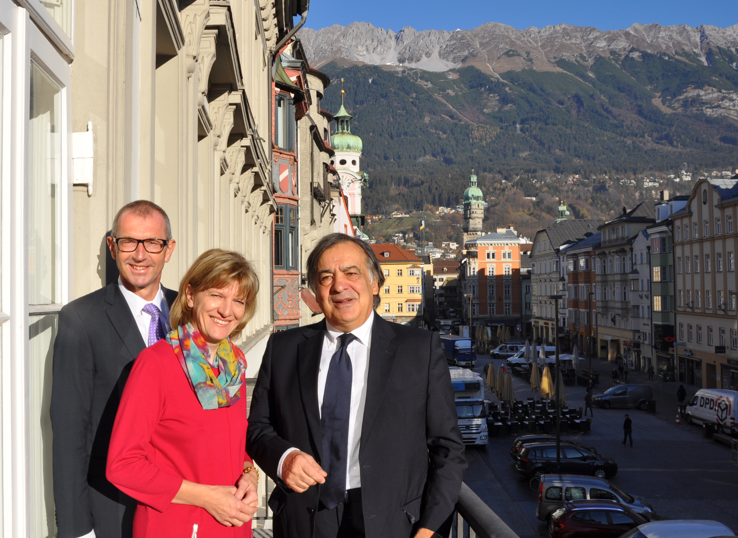 Kürzlich stattete Leoluca Orlando, Bürgermeister von Palermo, Innsbrucks Stadtoberhaupt Christine Oppitz-Plörer einen Besuch ab. Auf dem Balkon des Rathauses präsentierte sie ihm die traumhafte Bergumgebung der Tiroler Landeshauptstadt. Orlando kam in Begleitung von Andreas Altmann (Rektor MCI), den er im Anschluss in das Management Center Innsbruck folgte, wo der Italiener einen Vortrag hielt.