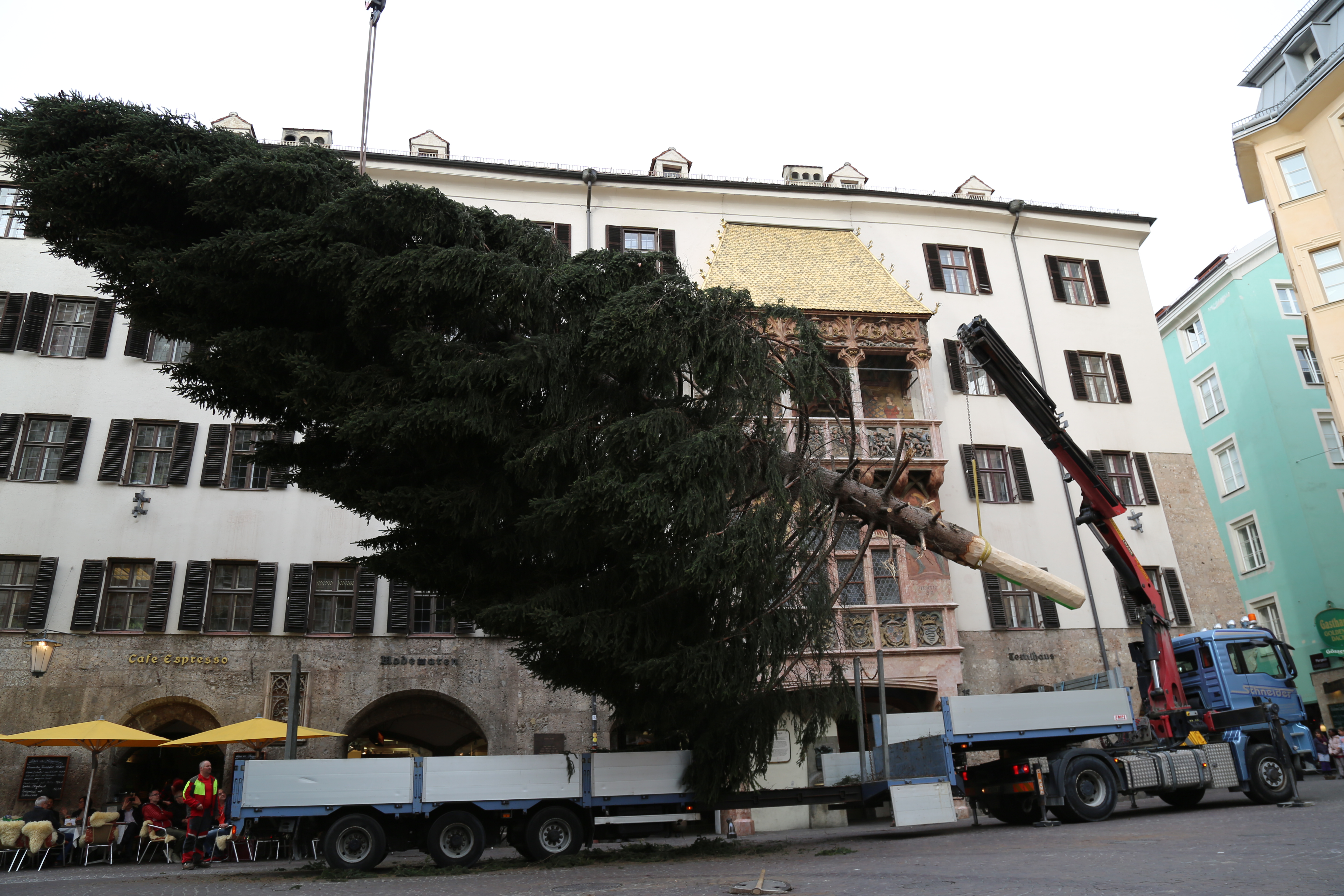 Beim Abladen vor dem Goldenen Dachl.