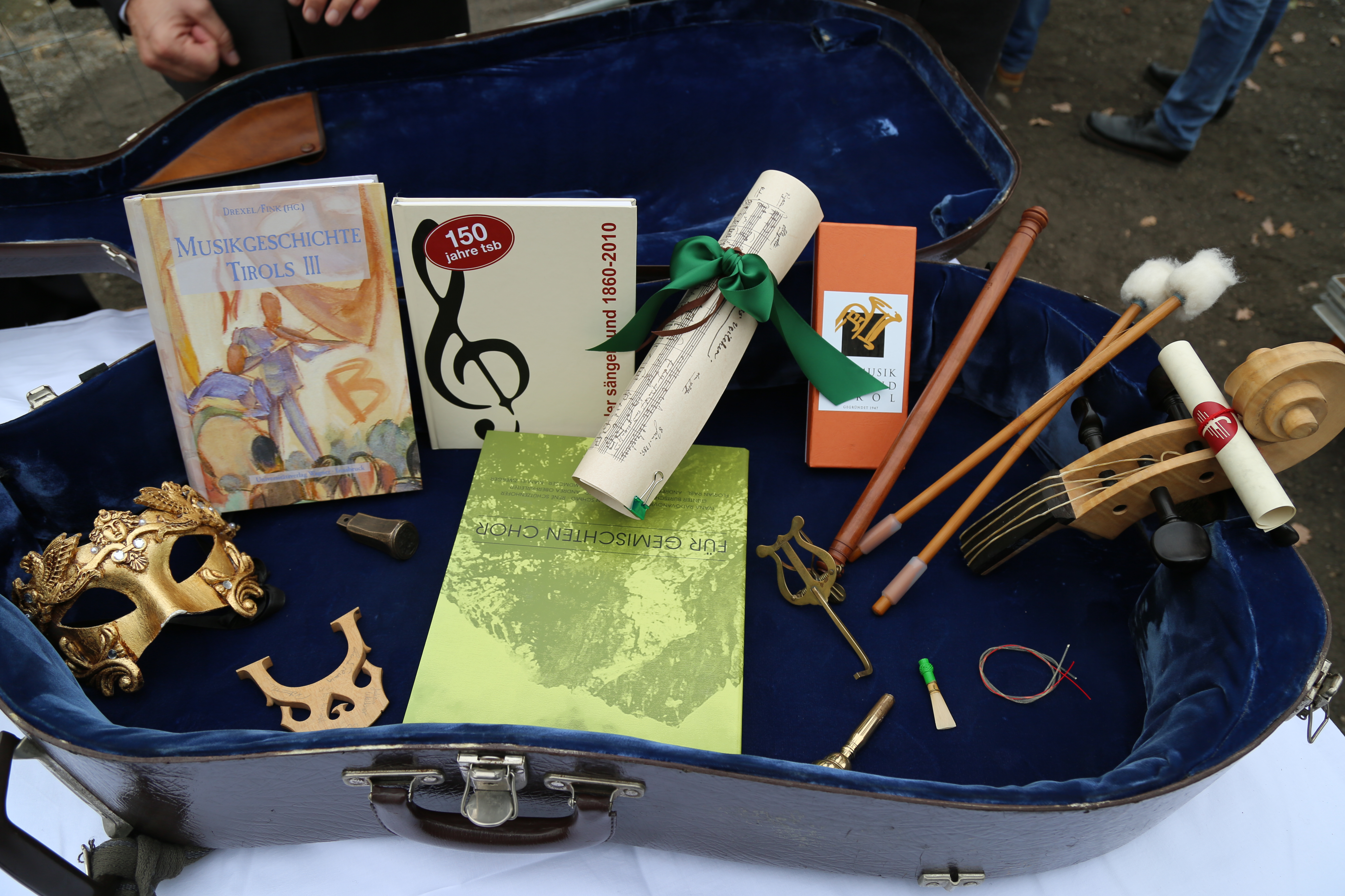 Alle Symbole der zukünftigen NutzerInnen im Chellokoffer, der im Jänner 2016 in das Fundament des neuen Hauses der Musik Innsbruck einbetoniert werden wird.