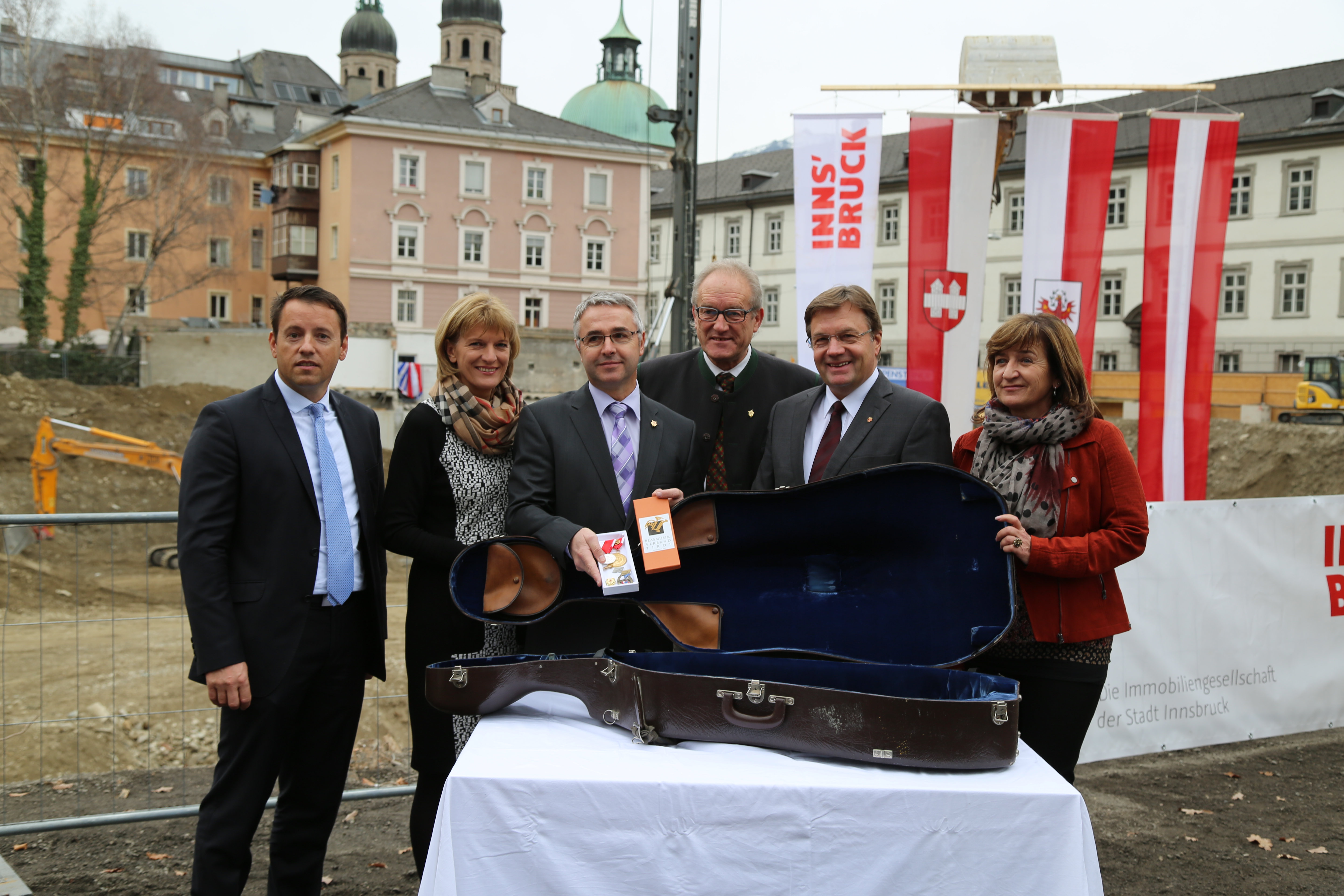 Siegfried Knapp und Elmar Juen für den Blasmusikverband Tirol:
"Der Blasmusikverband ist in Tirol eine wichtige Instanz, nicht nur in musikalischer Hinsicht. Denn die zahlreichen Vereine des Verbandes haben eine verbindende und Gemeinschaft stiftende Rolle am Land und in der Stadt. Unsere Orden stehen für den Wert und die Wertschätzung dieses gesellschaftlichen Anliegens. Und sie stehen für Leidenschaft und Engagement. Das neue Haus verkörpert diese Werte genauso wie der Blasmusikverband."