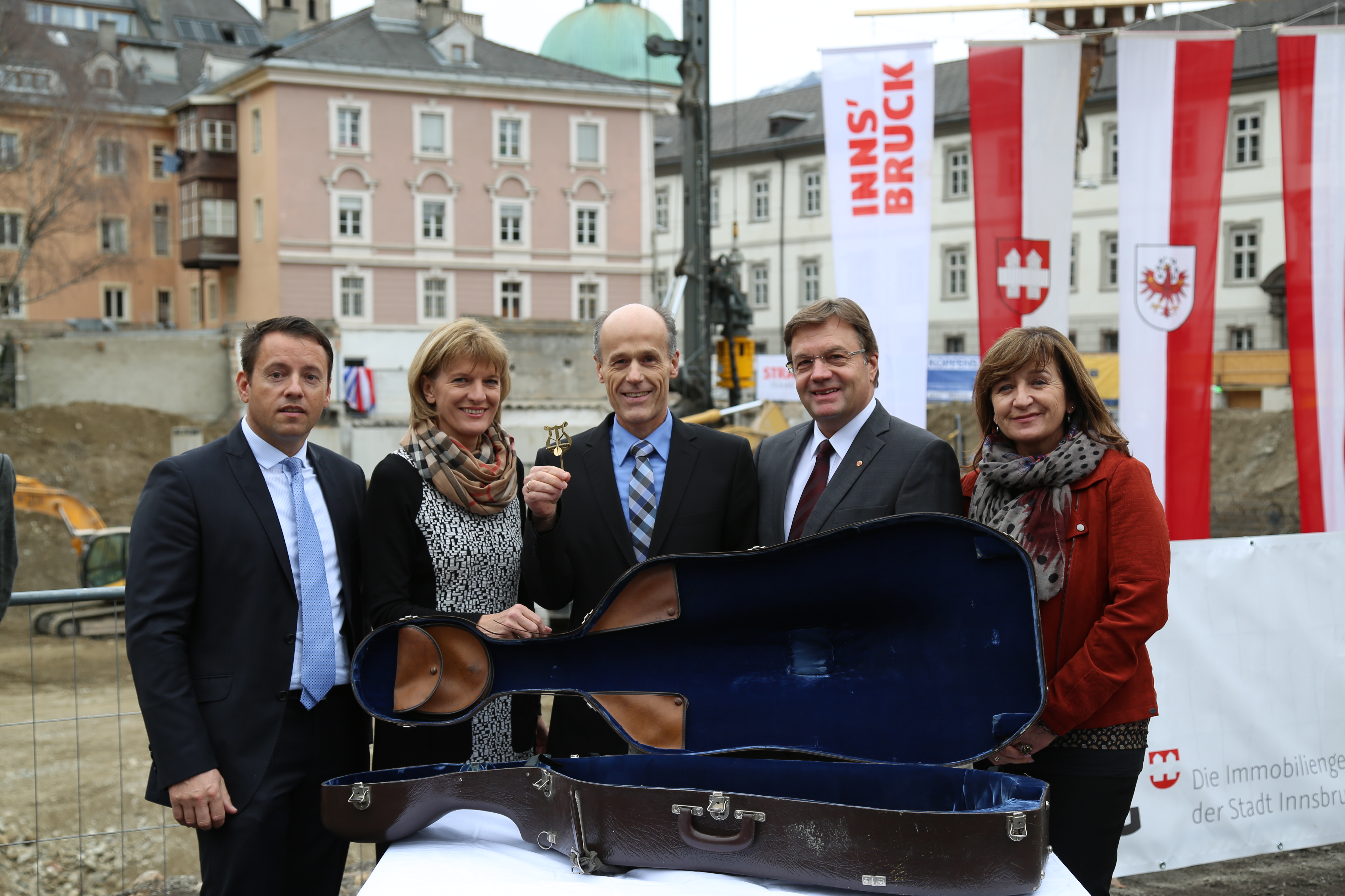 Nikolaus Duregger für das Tiroler Landeskonservatorium: "Unser Symbol, der mobile Notenhalter, lacht in der Form der Lyra, die für Musik, Harmonie und konstruktive Vereinigung von Unterschiedlichem oder gar Gegensätzlichem steht – nicht nivellierend, sondern erhöhend. So sollen These und Antithese zur Synthese werden – in unserem neuen gemeinsamen Haus!"