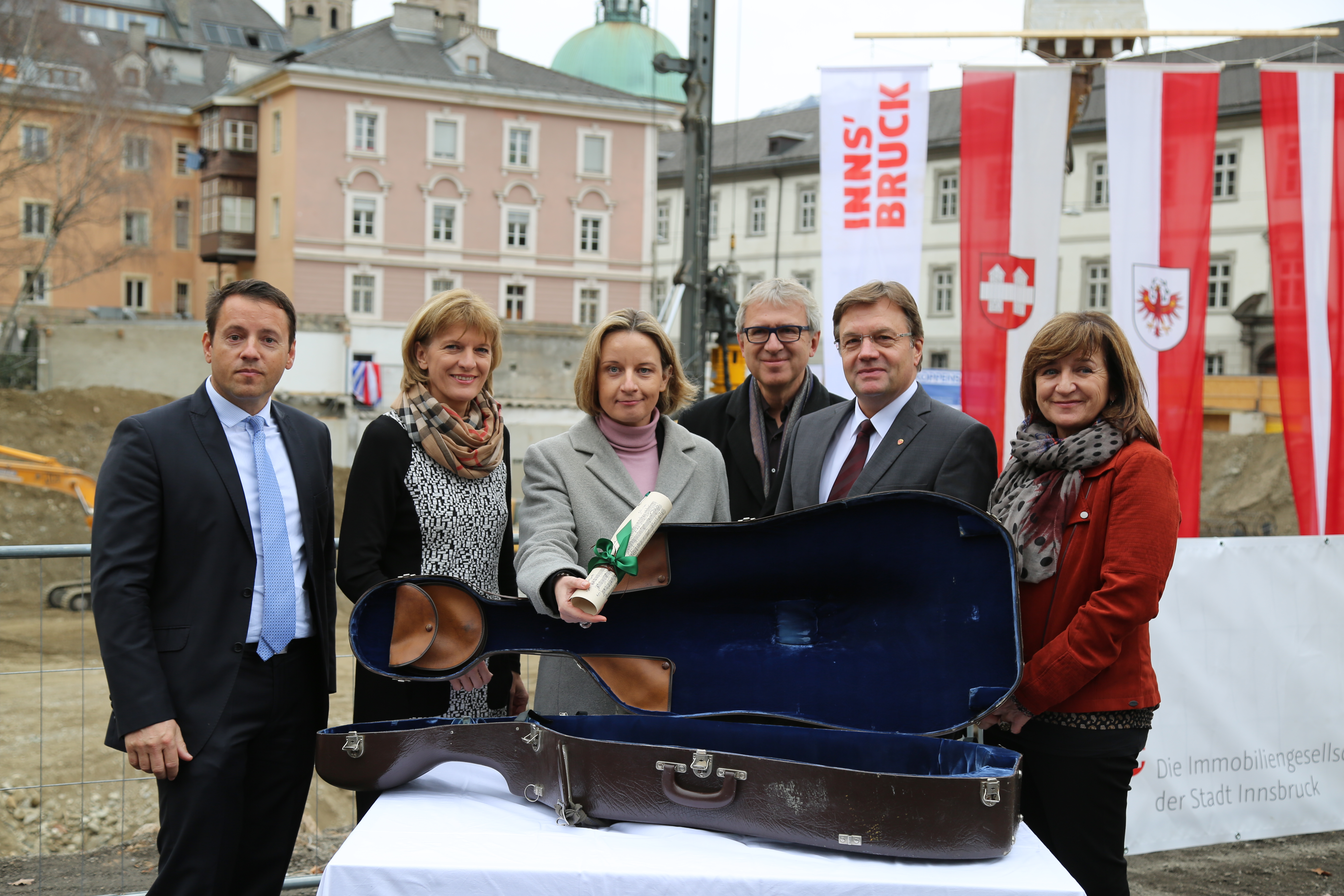 Brigitte Hütter und Kurt Hüttinger für die Universität Mozarteum: "Das Veilchen ist die Vertonung des gleichnamigen Gedichtes von Johann Wolfgang von Goethe und steht damit für eine der erfolgreichsten Kooperationen der Kulturgeschichte des Menschen: nämlich jener von Musik und Sprachkunst. Beide werden nun im neuen Haus beheimatet sein. Das neue Haus steht so ganz im Geiste einer erfolgreichen Verbindung."