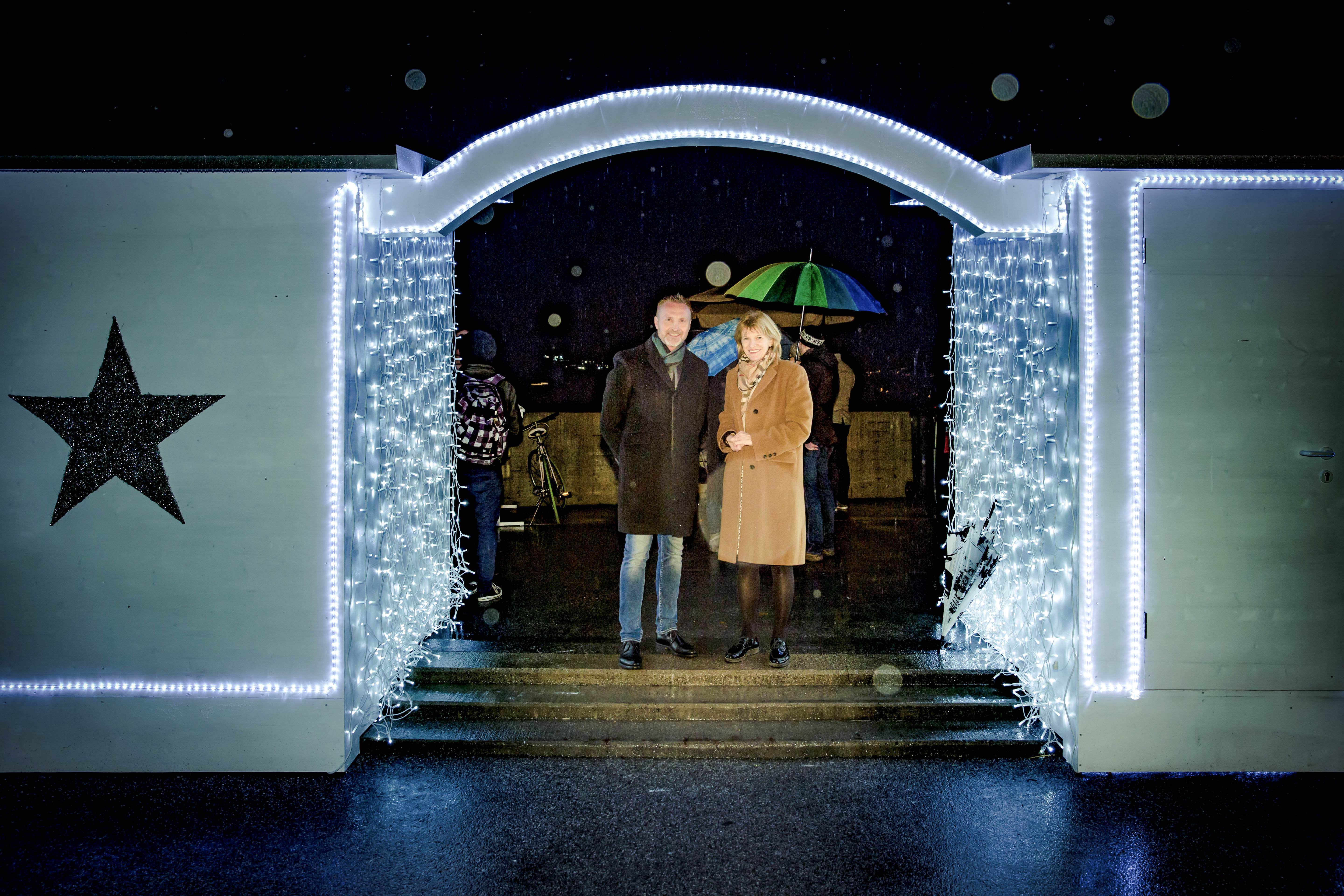 Am Freitag, 20. November, wurde der Panorama Christkindlmarkt auf der Hungerburg mit Stadtoberhaupt Christine Oppitz-Plörer und dem Geschäftsführer der Innsbrucker Nordkettenbahnen, Thomas Schroll, feierlich eröffnet. Erstmals kann der in neuem Glanz erstrahlte Markt täglich von 13:00 bis 19:00 Uhr bis einschließlich 20. Dezember besucht werden.
Innsbrucks Bürgermeisterin, die vom Haller Kinder- und Jugendchor, der die Feier gesanglich untermalte, sichtlich angetan war, zählte mit ihnen gemeinsam den Countdown zum Erleuchten des großen Weihnachtsbaumes und gab so offiziell den Startschuss zur Punsch- und Lebkuchen-Saison auf der Hungerburg.