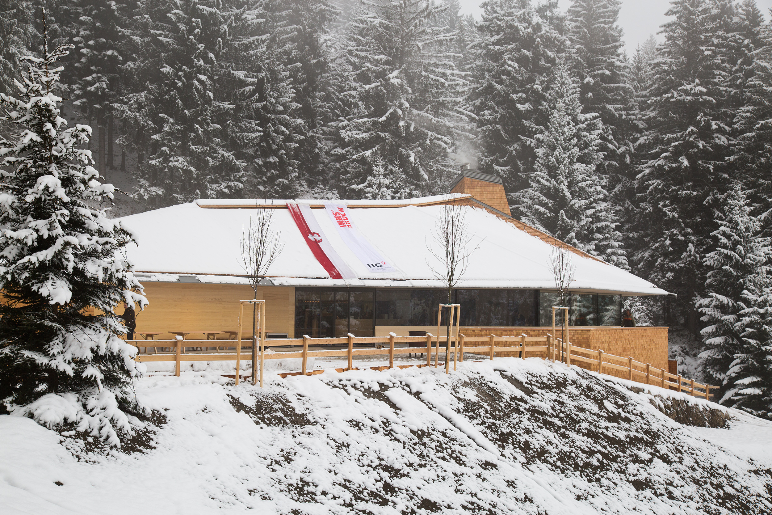 Die neue Umbrüggler Alm am alten Standort schmiegt sich architektonisch in den Hang hinein und ist alpin-urbanes Aushängeschild.