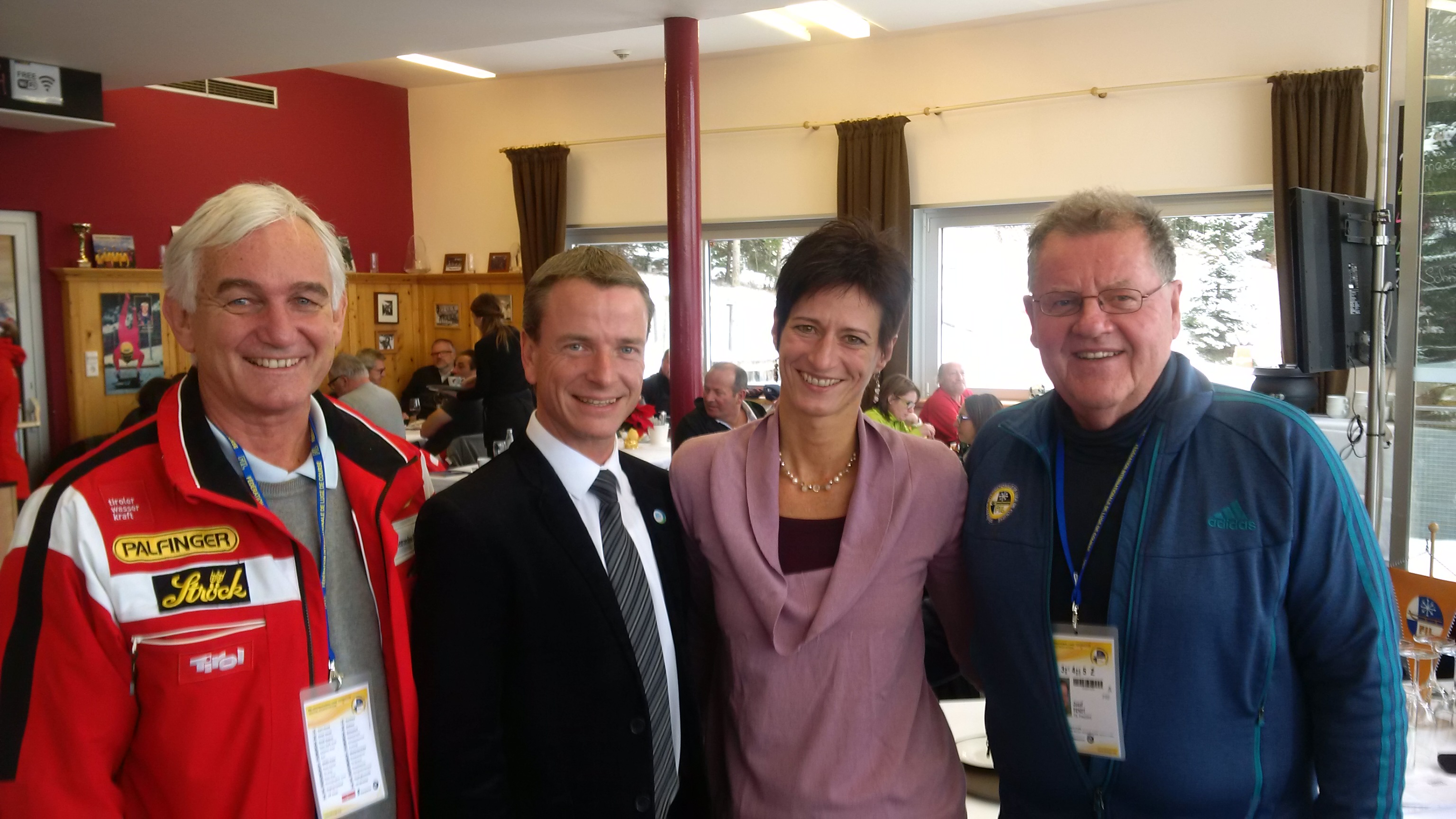 Sportreferent und Vizebürgermeister Christoph Kaufmann (2.v.l.) besuchte den Vissmann-Rodel-Weltcup in Igls. Mit unter den Gästen waren unter anderem der Präsident des Österreichischen Rodelverbandes Michael Bielowski (l.), der Präsident des Internationalen Rennrodelverbandes (FIL) Josef Fend (r.) und das ehemalige Rodel-Ass Doris Neuner (2.v.r.).