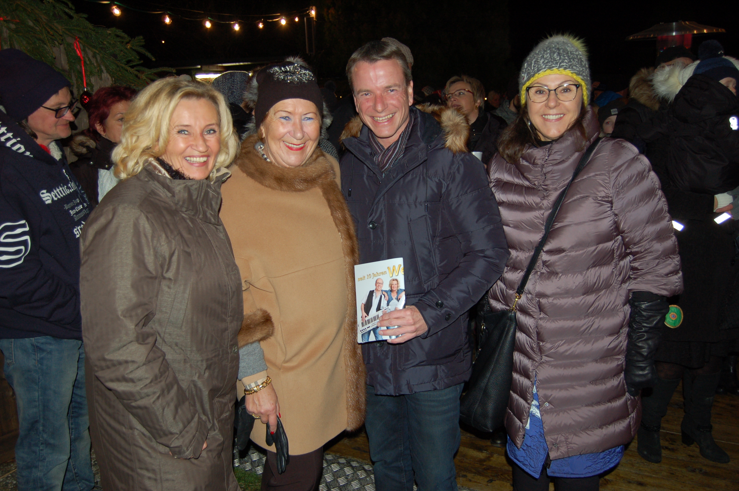 Bei der Eröffnung der traditionellen Amraser Adventsonntage (v.l.): Conny Pechlaner (WEEKEND), Gertrud Schenkl (Initiatorin Amraser Adventsonntage), Vizebürgermeister Christoph Kaufmann und Elisabeth Zanon (Tiroler Hospizgemeinschaft)
Die Amraser Adventsonntage sind bekannt für ihre musikalischen und literarischen Beiträge und beginnen jeweils um 17:30 Uhr beim "Brunnenmacher". Der Reinerlös kommt dieses Jahr der Tiroler Hospizgemeinschaft zugute.