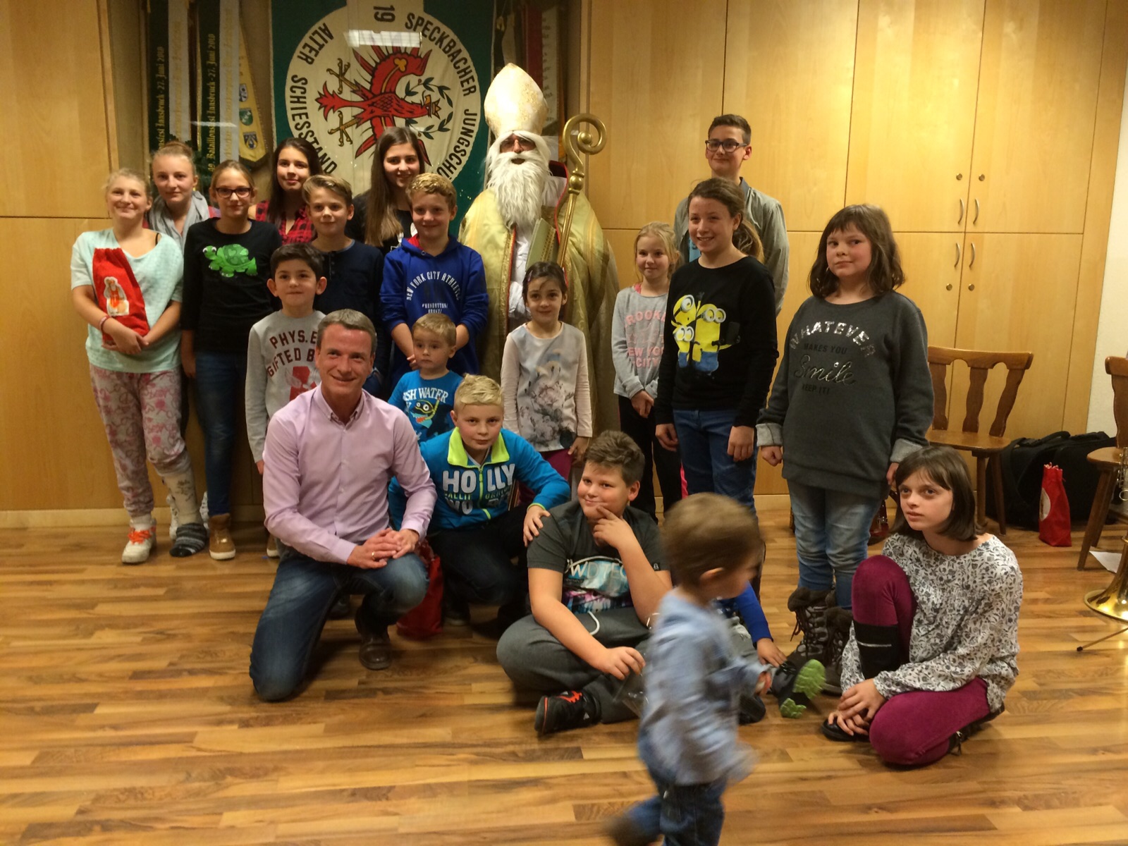Vizebürgermeister Christoph Kaufmann und Schützenhauptmann Alexander Mitterer begrüßten den heiligen Nikolaus ‎bei der Jungschützen Nikolofeier  bei der Speckbacher Schützenkompanie Alter Schießstand. Auch die Kinder freuten sich sichtlich über den Besuch.