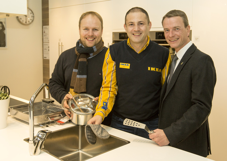 Am 07. Dezember wurde das Möbelhaus IKEA nach dem Umbau und der Erweiterung feierlich eröffnet.  Mit dem traditionellen Durchsägen eines Baumstammes hat der neue Einrichtungshauschef Mario Nozzi gemeinsam mit Vizebürgermeister Christoph Kaufmann den Weg für die KundInnen freigegeben. Auch Gemeinderat Lucas Krackl machte sich ein Bild des 27-Mio.-Euro-Projekts im Osten der Stadt.