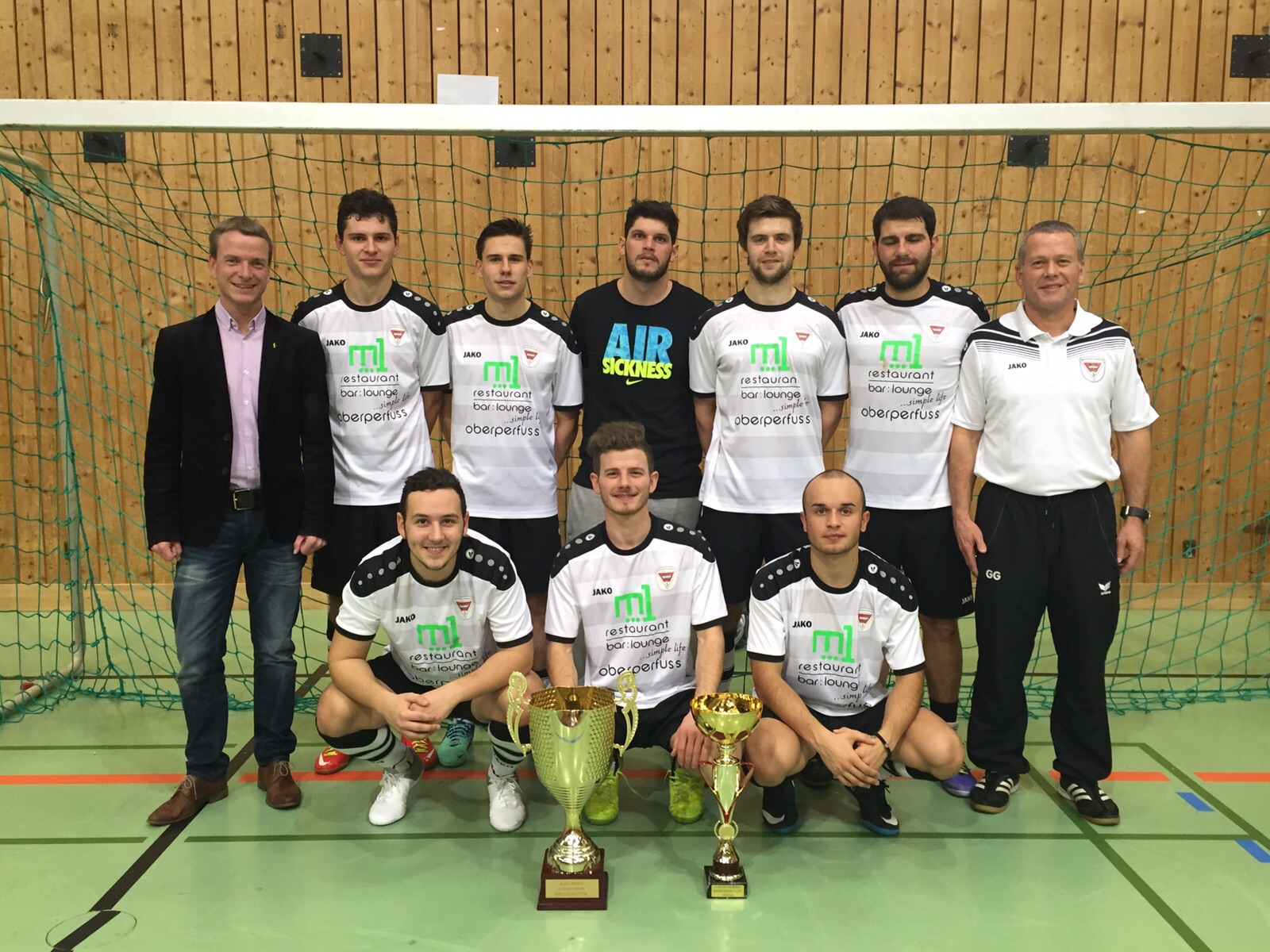 Der Sportverein Innsbruck organisierte auch heuer wieder das traditionelle Alois Grosch Gedenkturnier. Alois Grosch war langjähriger Präsident des SVI und Funktionär im Tiroler Fussballverband. Vor allem der Nachwuchs war ihm immer ein großes Anliegen.  Alois Grosch würde für sein Engagement mit dem Sport Ehrenzeichen der Stadt Innsbruck ausgezeichnet. Turniersieger 2015 wurde der SVI vor dem FC Kitzbühel. Vizebürgermeister und Sportreferent Christoph Kaufmann nahm die die Siegerehrung  persönlich vor.