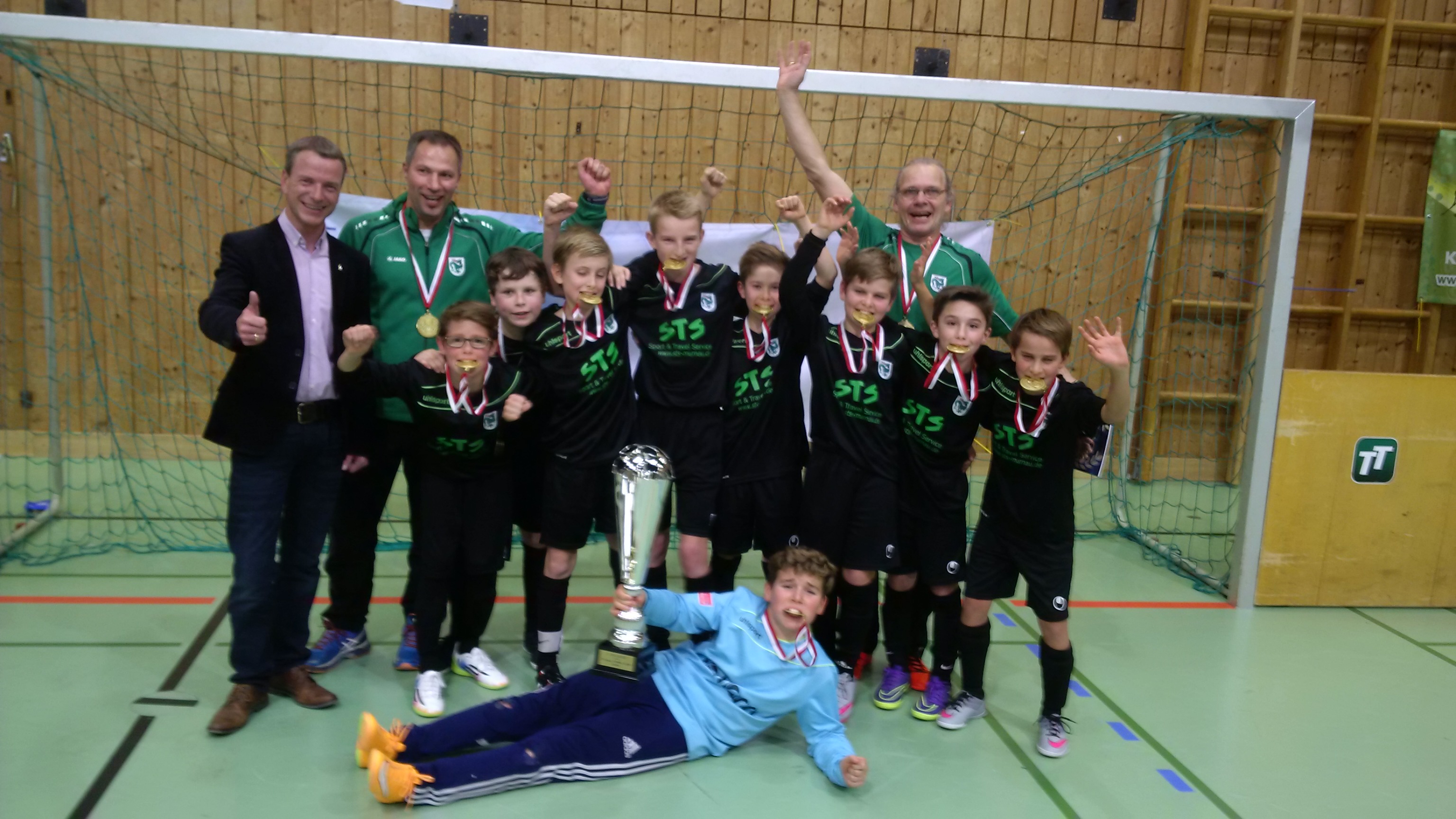 Bei der 31. Auflage des UPC Nachwuchs-Cups in Innsbruck, der von 26. bis 30. Dezember stattfindet, kämpfen 150 Mannschaften um den Sieg. Ein herzliches Dankeschön an Obmann Herbert Lener und seinem Team des FC Union ‎für die hervorragende Turnierorganisation. Vizebürgermeister und Sportreferent Christoph Kaufmann war selbst vor Ort und führte die Siegerehrung durch.