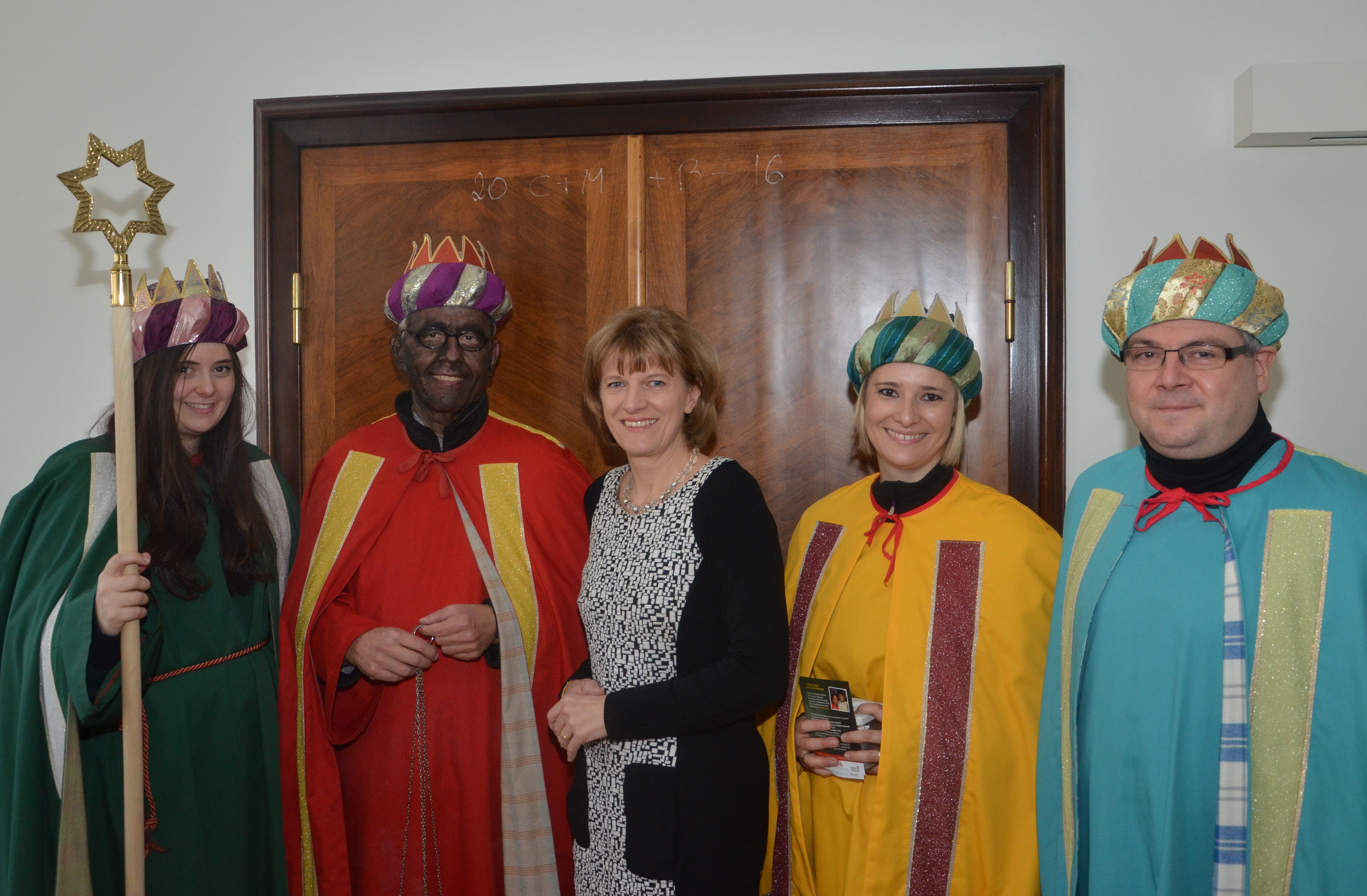 Anlässlich des Dreikönigstages statteten die Sternsinger auch Innsbrucks Bürgermeisterin einen Besuch im Rathaus ab. Sie boten ein stimmungsvolles Ständchen dar und bedankten sich für die großzügige Spende. 2016 kamen die Drei Heiligen Könige aus der Dompfarre Innsbruck.