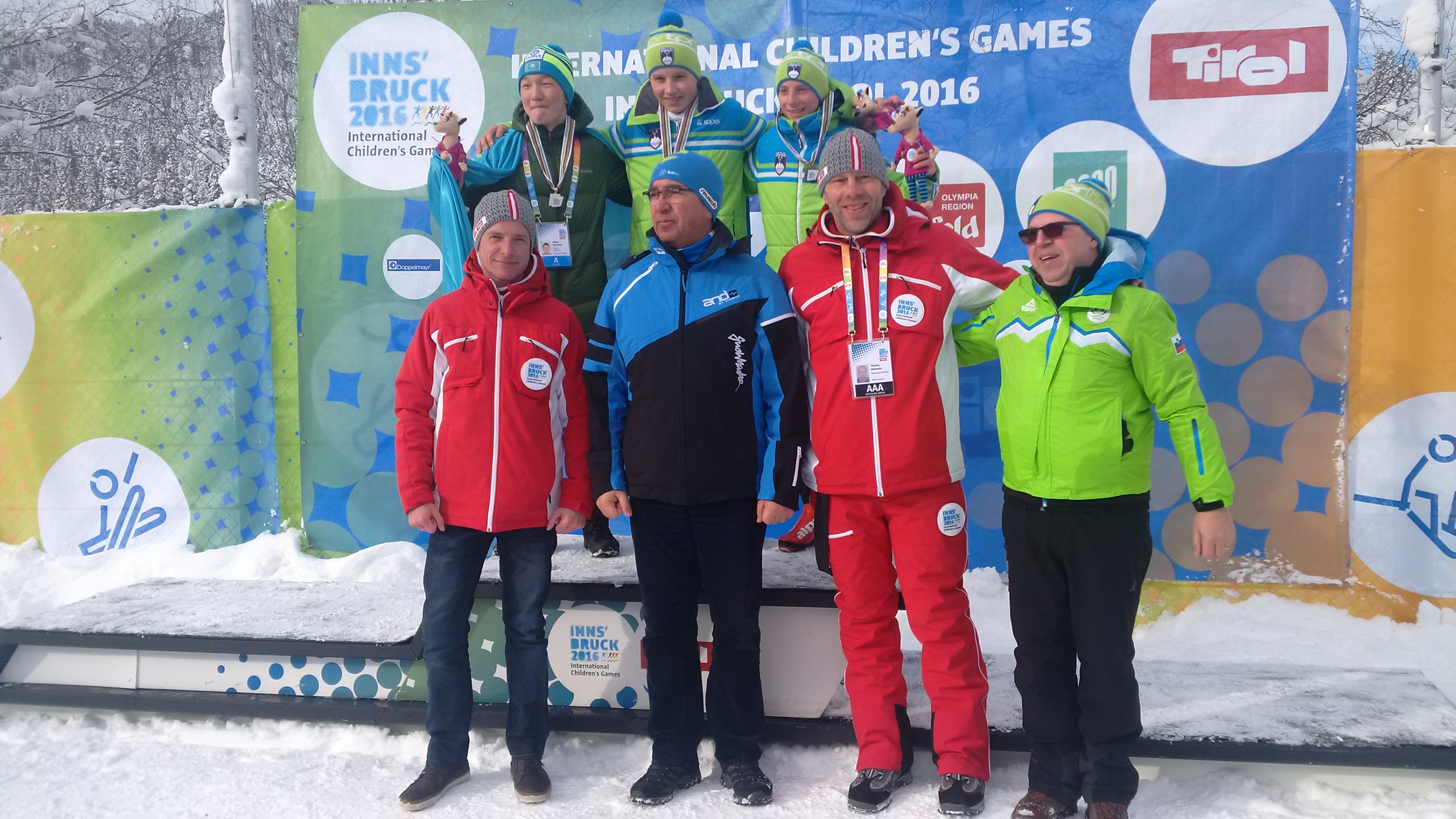 Vizebürgermeister Christoph Kaufmann bei prachtvollen Wetterverhältnissen und hervorragender Kulisse in der Skiarena Seefeld bei der Siegerehrung für Langlauf Sprint Mädchen und Burschen.