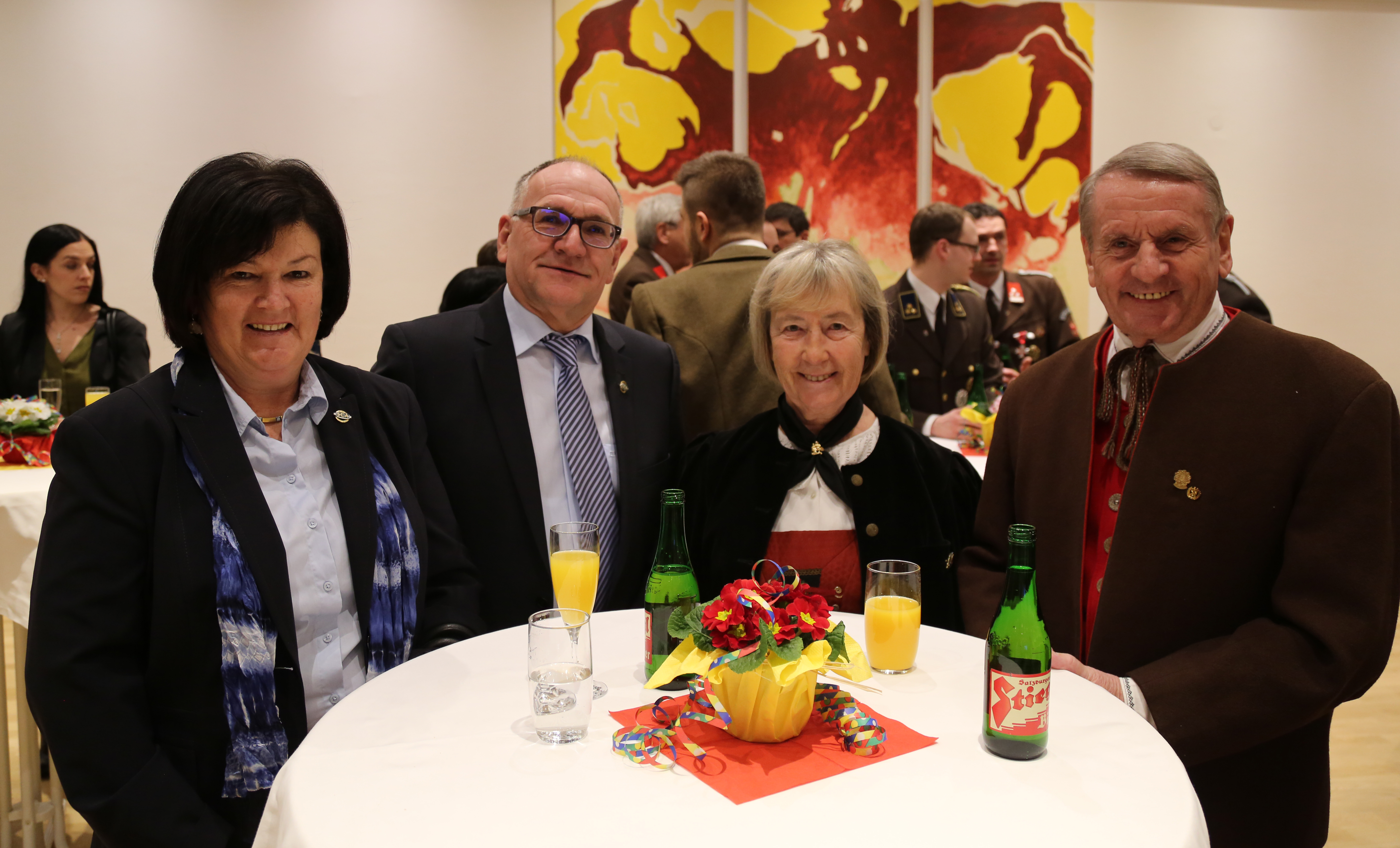 Beim traditionellen Neujahrsempfang in Amras dankte Bürgermeisterin Christine Oppitz-Plörer im Namen aller anwesenden StadträtInnen und GemeinderätInnen den zahlreichen Vereinen für ihre wertvolle Arbeit während des gesamten Jahres. Im Rahmen des Neujahrsempfanges wurde dem gebührtigen Amraser Franz-Heinz Hye-Kerkdal das Kulturehrenzeichen der Stadt Innsbruck verliehen.