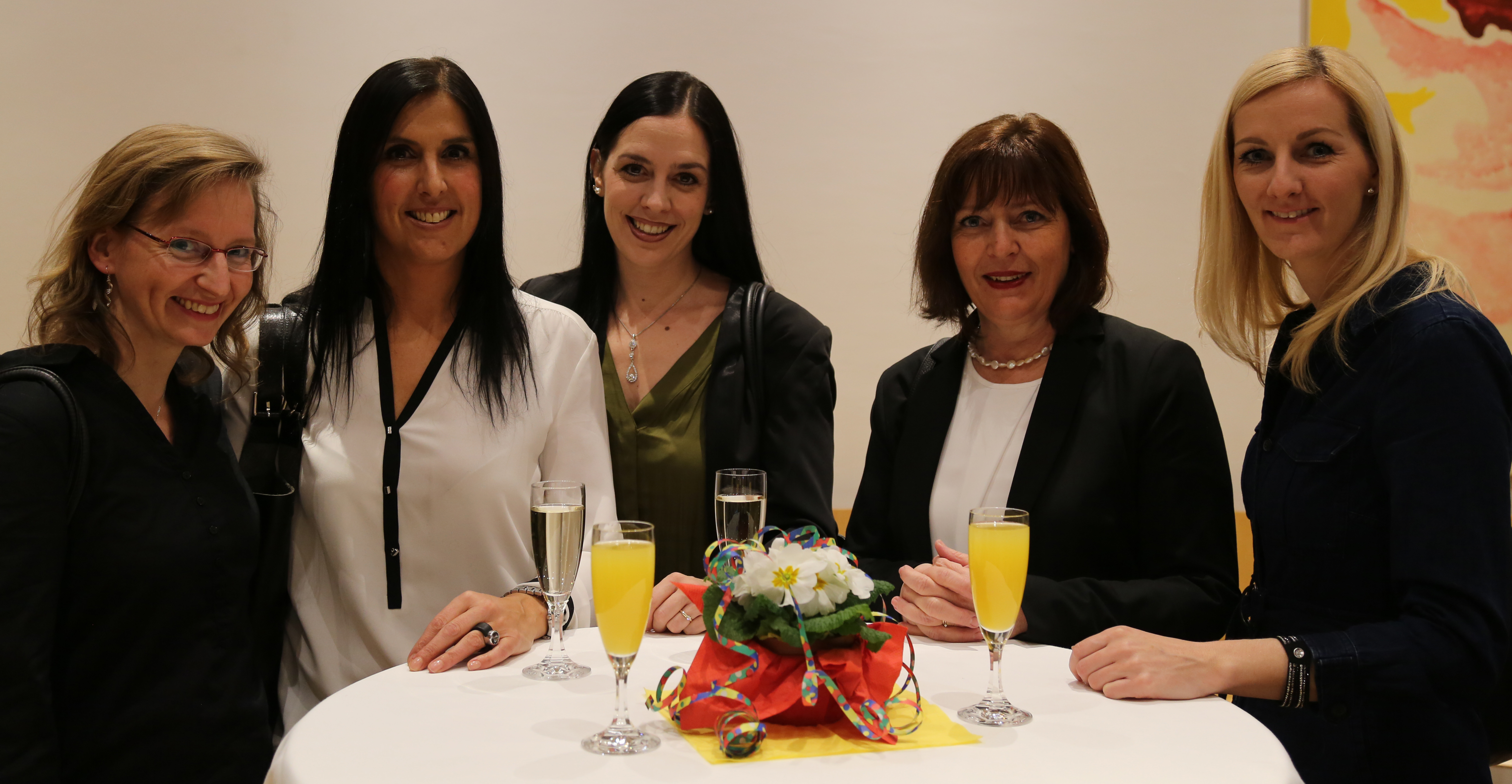 Beim traditionellen Neujahrsempfang in Amras dankte Bürgermeisterin Christine Oppitz-Plörer im Namen aller anwesenden StadträtInnen und GemeinderätInnen den zahlreichen Vereinen für ihre wertvolle Arbeit während des gesamten Jahres. Im Rahmen des Neujahrsempfanges wurde dem gebührtigen Amraser Franz-Heinz Hye-Kerkdal das Kulturehrenzeichen der Stadt Innsbruck verliehen.