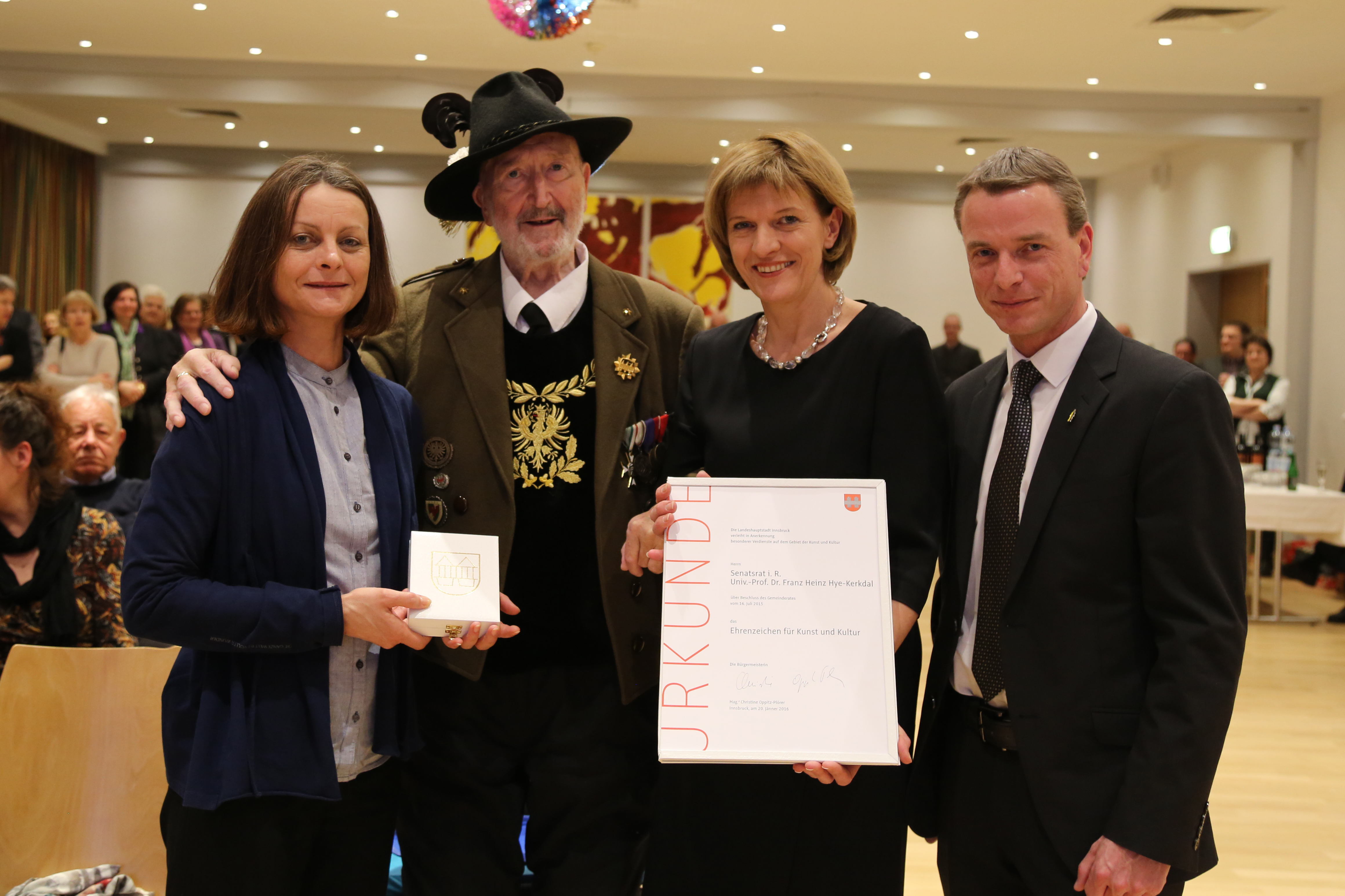Beim traditionellen Neujahrsempfang in Amras dankte Bürgermeisterin Christine Oppitz-Plörer im Namen aller anwesenden StadträtInnen und GemeinderätInnen den zahlreichen Vereinen für ihre wertvolle Arbeit während des gesamten Jahres. Im Rahmen des Neujahrsempfanges wurde dem gebührtigen Amraser Franz-Heinz Hye-Kerkdal das Kulturehrenzeichen der Stadt Innsbruck verliehen.