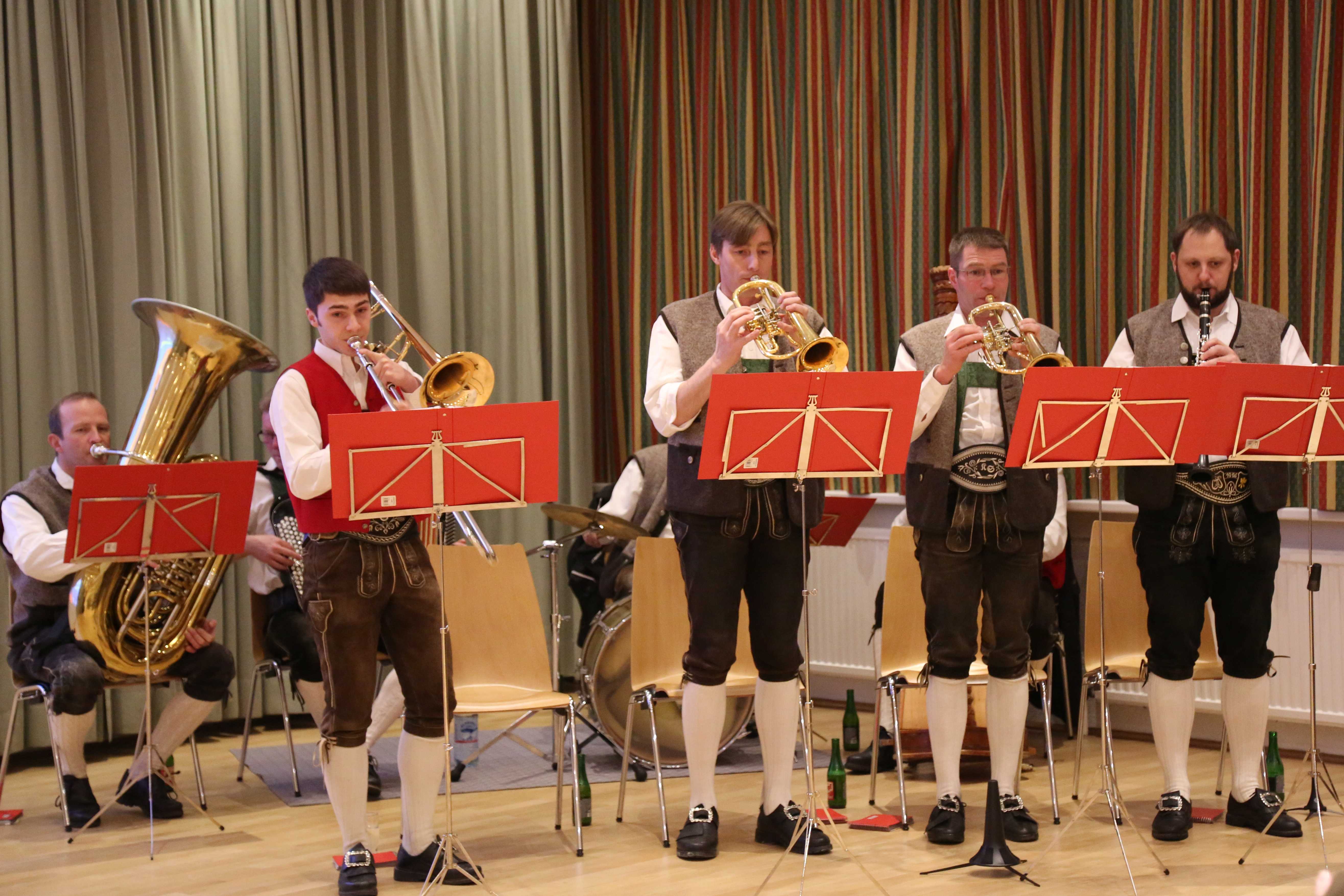 Beim traditionellen Neujahrsempfang in Amras dankte Bürgermeisterin Christine Oppitz-Plörer im Namen aller anwesenden StadträtInnen und GemeinderätInnen den zahlreichen Vereinen für ihre wertvolle Arbeit während des gesamten Jahres. Im Rahmen des Neujahrsempfanges wurde dem gebührtigen Amraser Franz-Heinz Hye-Kerkdal das Kulturehrenzeichen der Stadt Innsbruck verliehen.