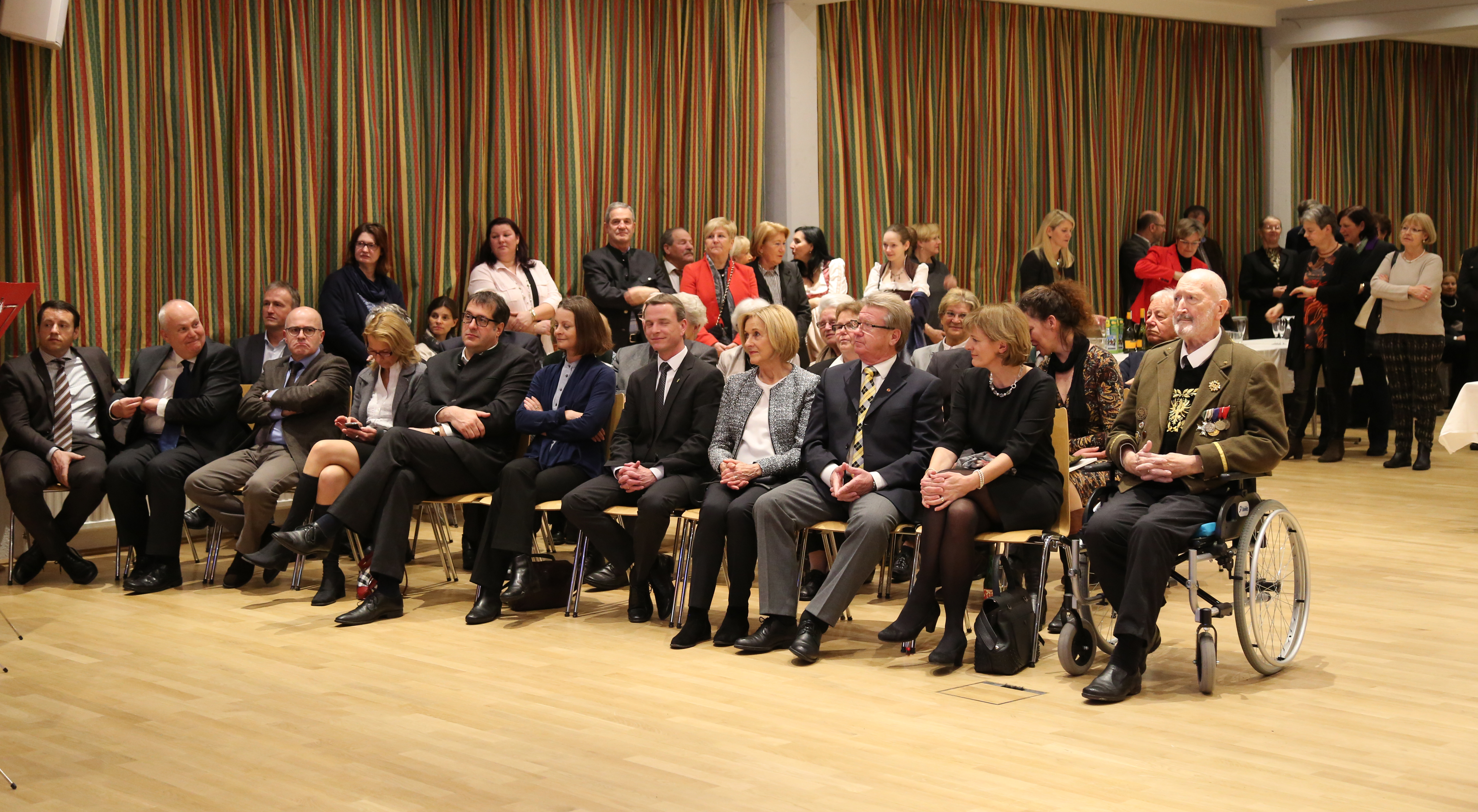 Beim traditionellen Neujahrsempfang in Amras dankte Bürgermeisterin Christine Oppitz-Plörer im Namen aller anwesenden StadträtInnen und GemeinderätInnen den zahlreichen Vereinen für ihre wertvolle Arbeit während des gesamten Jahres. Im Rahmen des Neujahrsempfanges wurde dem gebührtigen Amraser Franz-Heinz Hye-Kerkdal das Kulturehrenzeichen der Stadt Innsbruck verliehen.