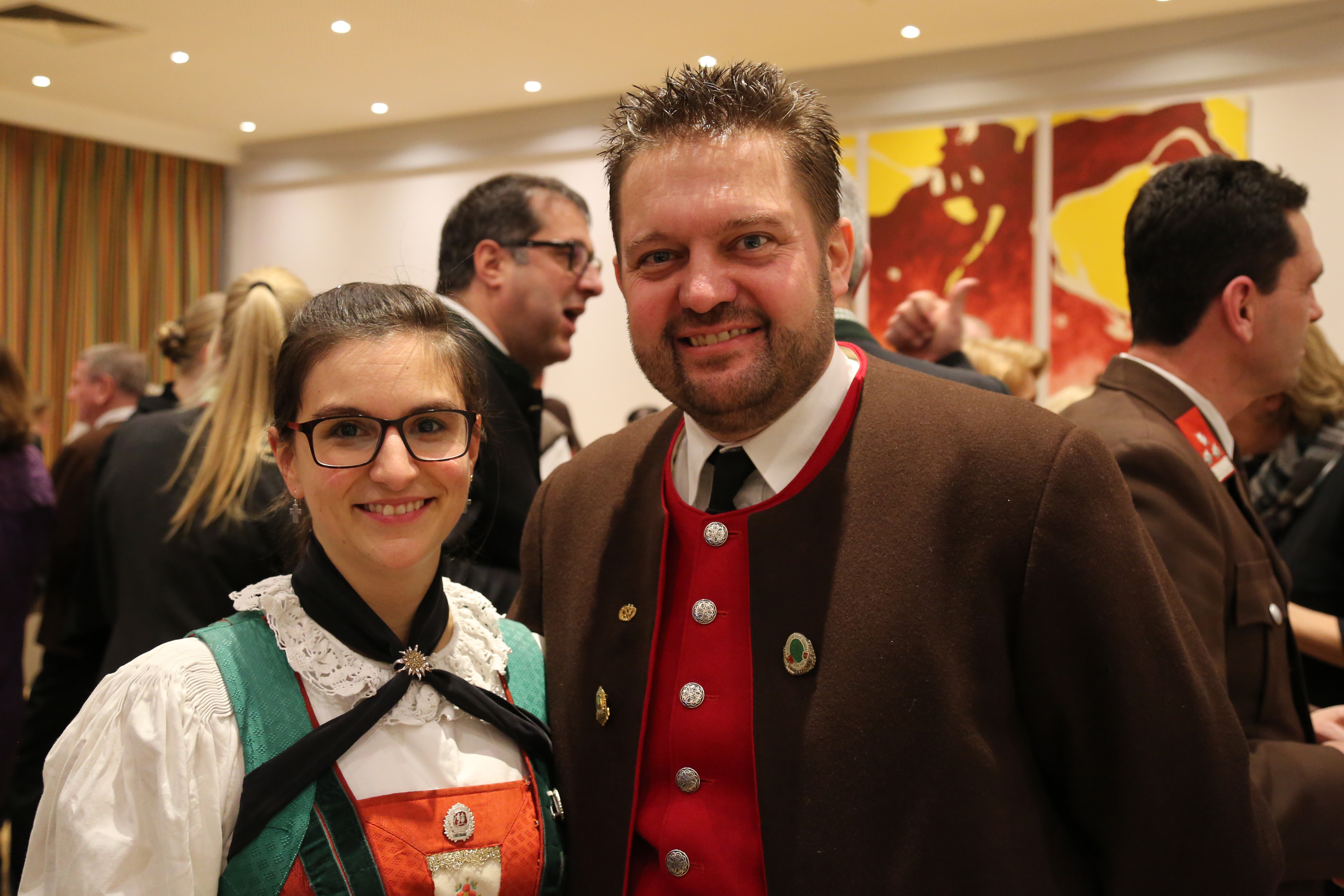 Beim traditionellen Neujahrsempfang in Amras dankte Bürgermeisterin Christine Oppitz-Plörer im Namen aller anwesenden StadträtInnen und GemeinderätInnen den zahlreichen Vereinen für ihre wertvolle Arbeit während des gesamten Jahres. Im Rahmen des Neujahrsempfanges wurde dem gebührtigen Amraser Franz-Heinz Hye-Kerkdal das Kulturehrenzeichen der Stadt Innsbruck verliehen.