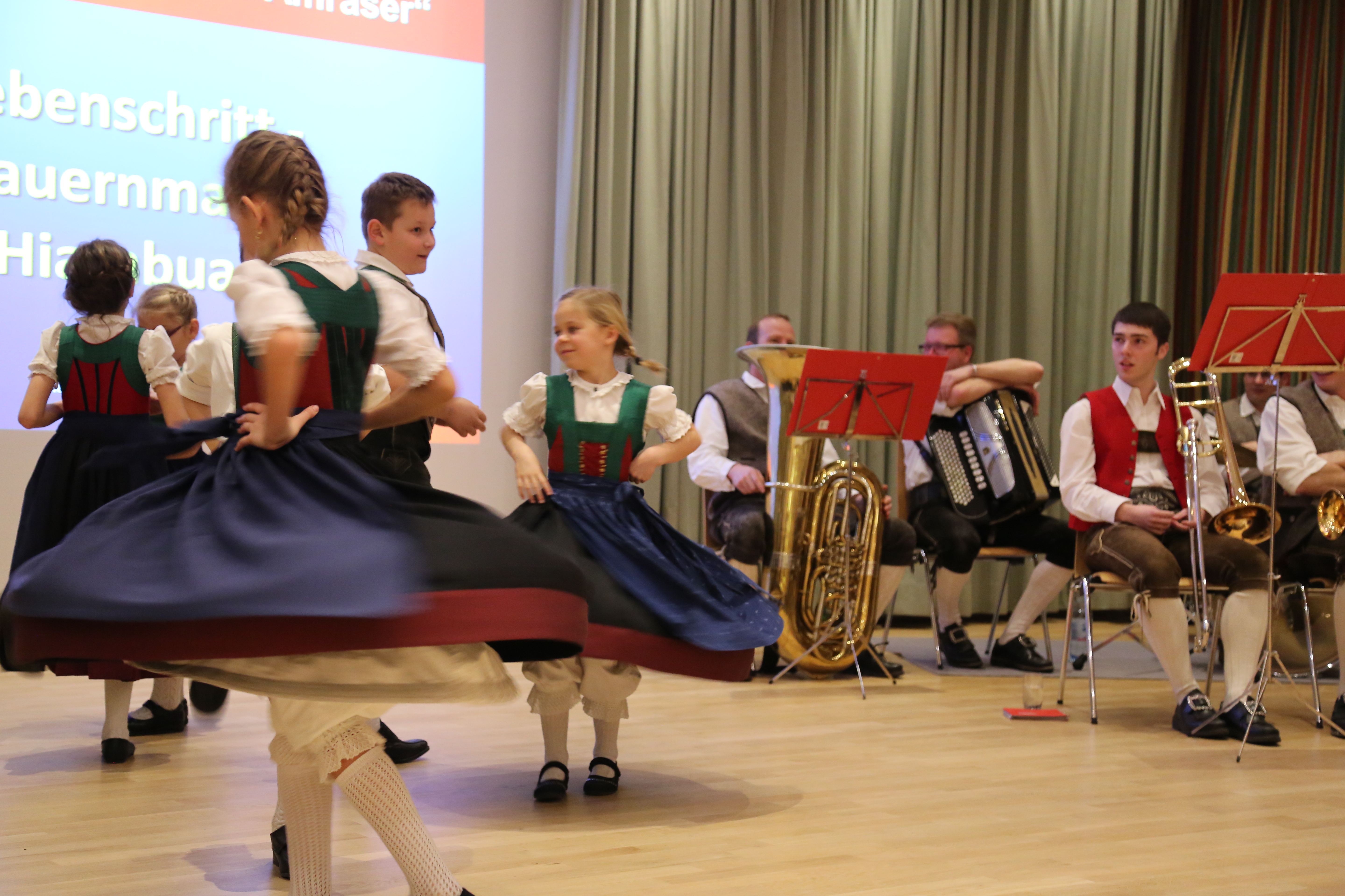 Beim traditionellen Neujahrsempfang in Amras dankte Bürgermeisterin Christine Oppitz-Plörer im Namen aller anwesenden StadträtInnen und GemeinderätInnen den zahlreichen Vereinen für ihre wertvolle Arbeit während des gesamten Jahres. Im Rahmen des Neujahrsempfanges wurde dem gebührtigen Amraser Franz-Heinz Hye-Kerkdal das Kulturehrenzeichen der Stadt Innsbruck verliehen.