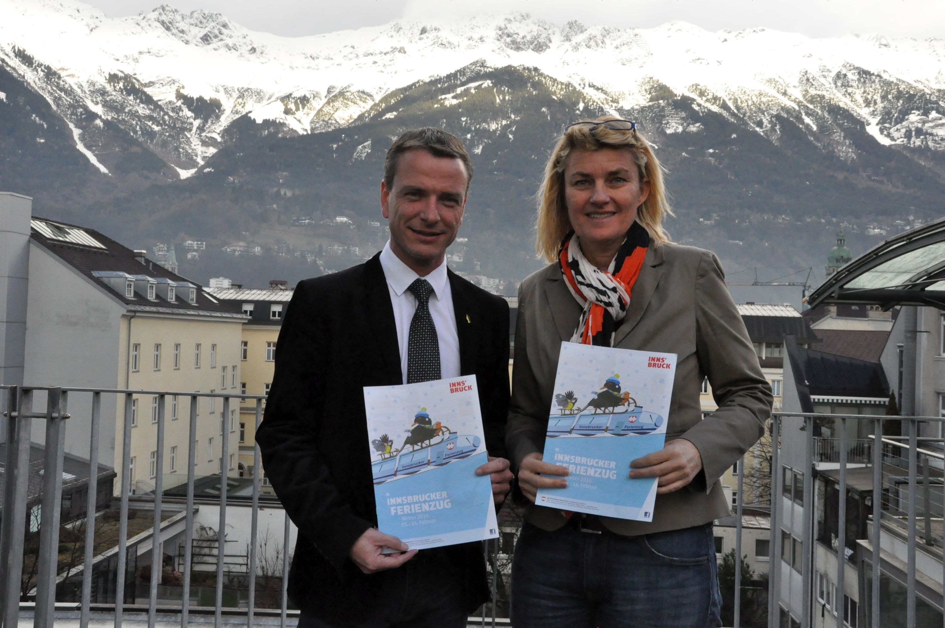 Wenige Tage vor dem offiziellen Start des Winter-Ferienzuges am 5. Februar präsentierten Vizebürgermeister Christoph Kaufmann und die Referatsleiterin für Kinder- und Jugendförderung, Birgit Hofbauer, das druckfrische Programm mit Informationen zu den 71 Veranstaltungen für Vier- bis 14-Jährige.