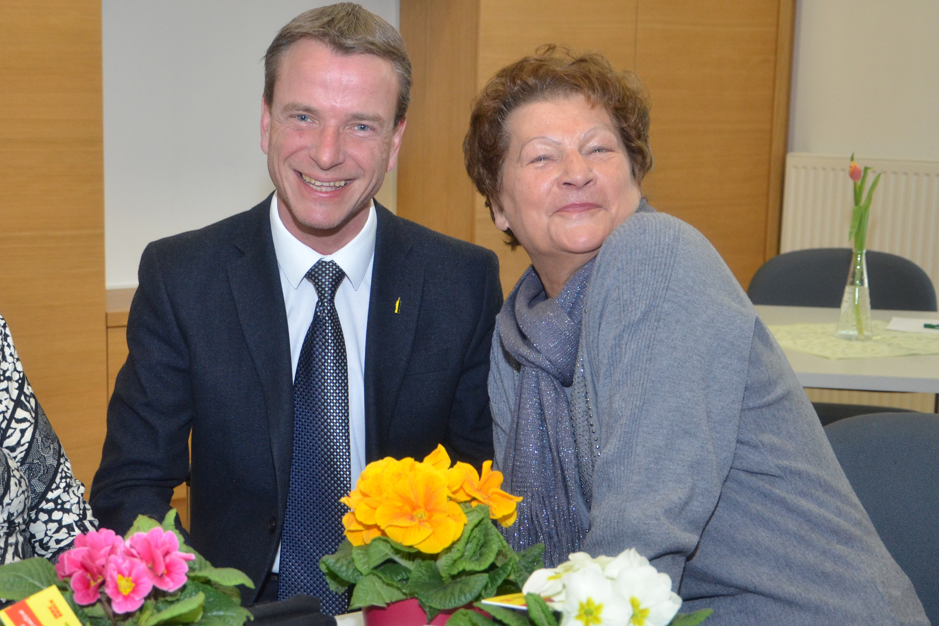 SeniorInnenreferent und Vizebürgermeister Christoph Kaufmann besuchte anlässlich des Valentinstages die SeniorInnenwohnanlage O-Dorf 3. Als kleinen Valentinsgruß überreichte er den BewohnerInnen bunte Blumen. Bei einem gemeinsamen Frühstück im Aufenthaltsraum der Anlage wurde sich anschließend ausgetauscht. Insgesamt verteilte das Amt für Grünanlagen Mitte Februar 226 Primel-Stöckhen an alle SeniorInnen in den acht ISD-SeniorInnenwohnanlagen.