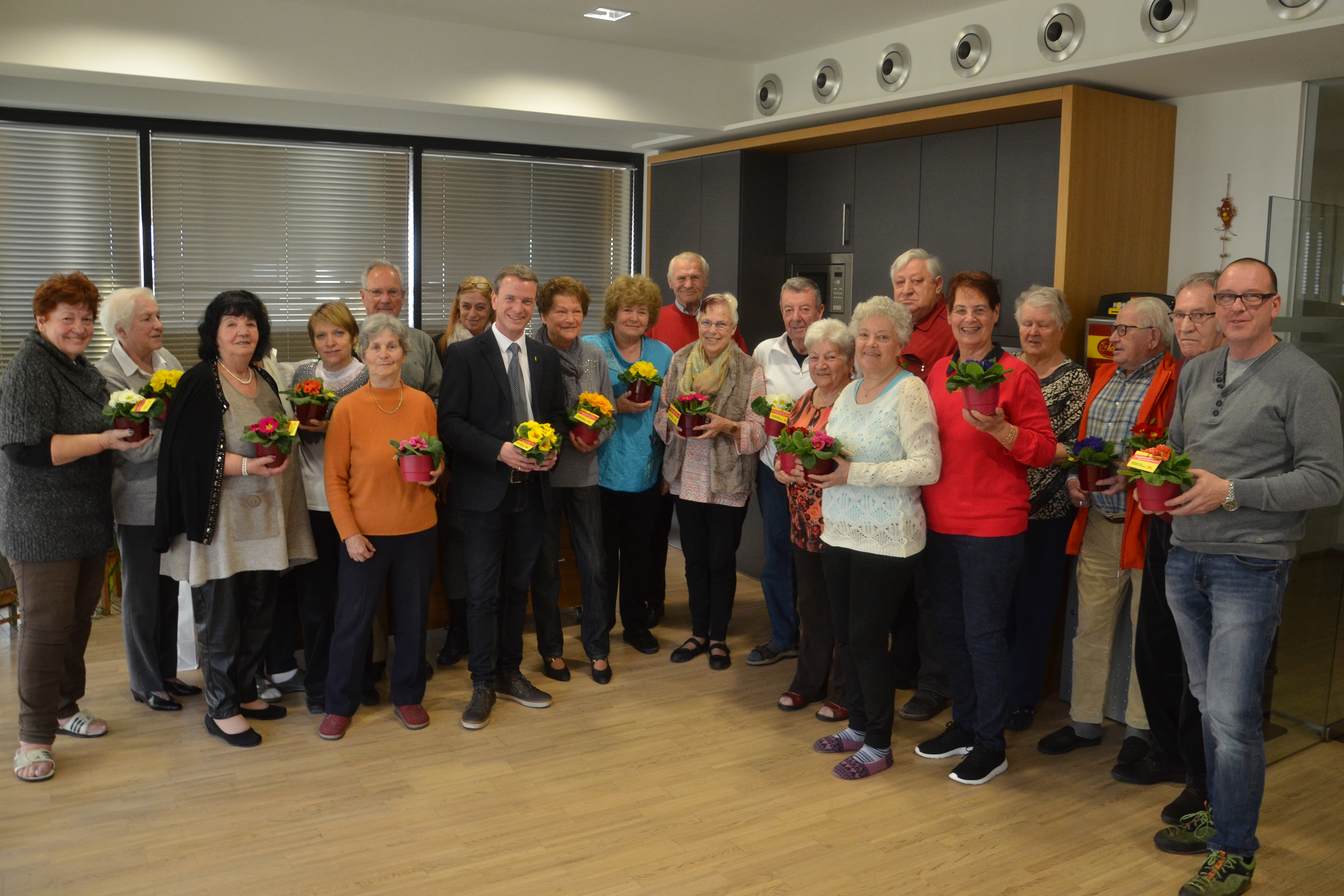 SeniorInnenreferent und Vizebürgermeister Christoph Kaufmann besuchte anlässlich des Valentinstages die SeniorInnenwohnanlage O-Dorf 3. Als kleinen Valentinsgruß überreichte er den BewohnerInnen bunte Blumen. Bei einem gemeinsamen Frühstück im Aufenthaltsraum der Anlage wurde sich anschließend ausgetauscht. Insgesamt verteilte das Amt für Grünanlagen Mitte Februar 226 Primel-Stöckhen an alle SeniorInnen in den acht ISD-SeniorInnenwohnanlagen.