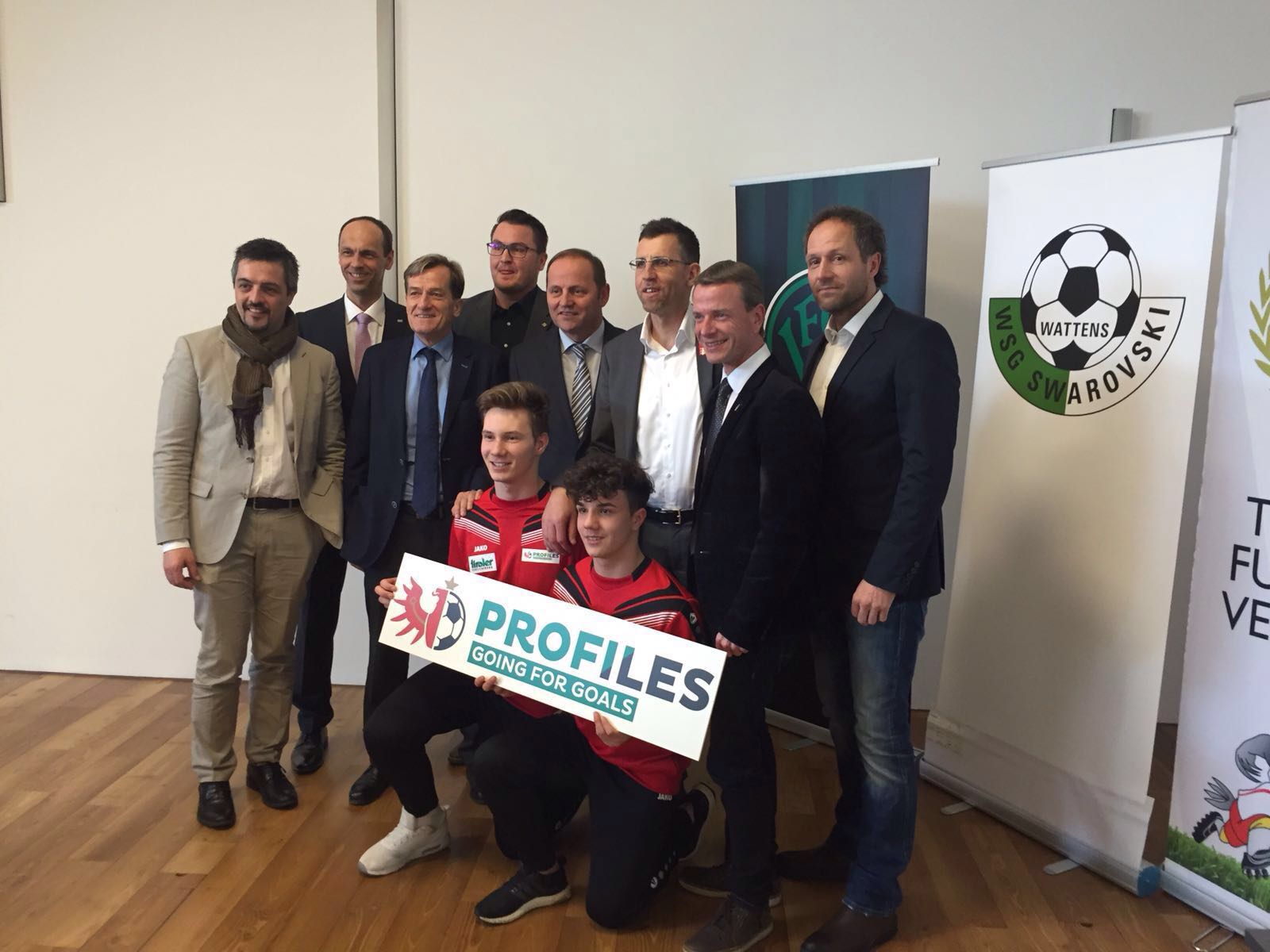 Tiroler Fußballverband, FC Wacker Innsbruck und WSG Swarovski Wattens gehen bei der Ausbildung ihres Fußballnachwuchs künftig gemeinsame Wege. Die Eckpunkte der neuen Zusammenarbeit wurden am Mittwoch bei einer Pressekonferenz vorgestellt. „Mit diesem zukunftsweisenden Ausbildungskonzept stellen wir heute die Weichen für eine erfolgreiche Fußball-Zukunft von morgen“, freut sich Vizebürgermeister Christoph Kaufmann (2.v.r).