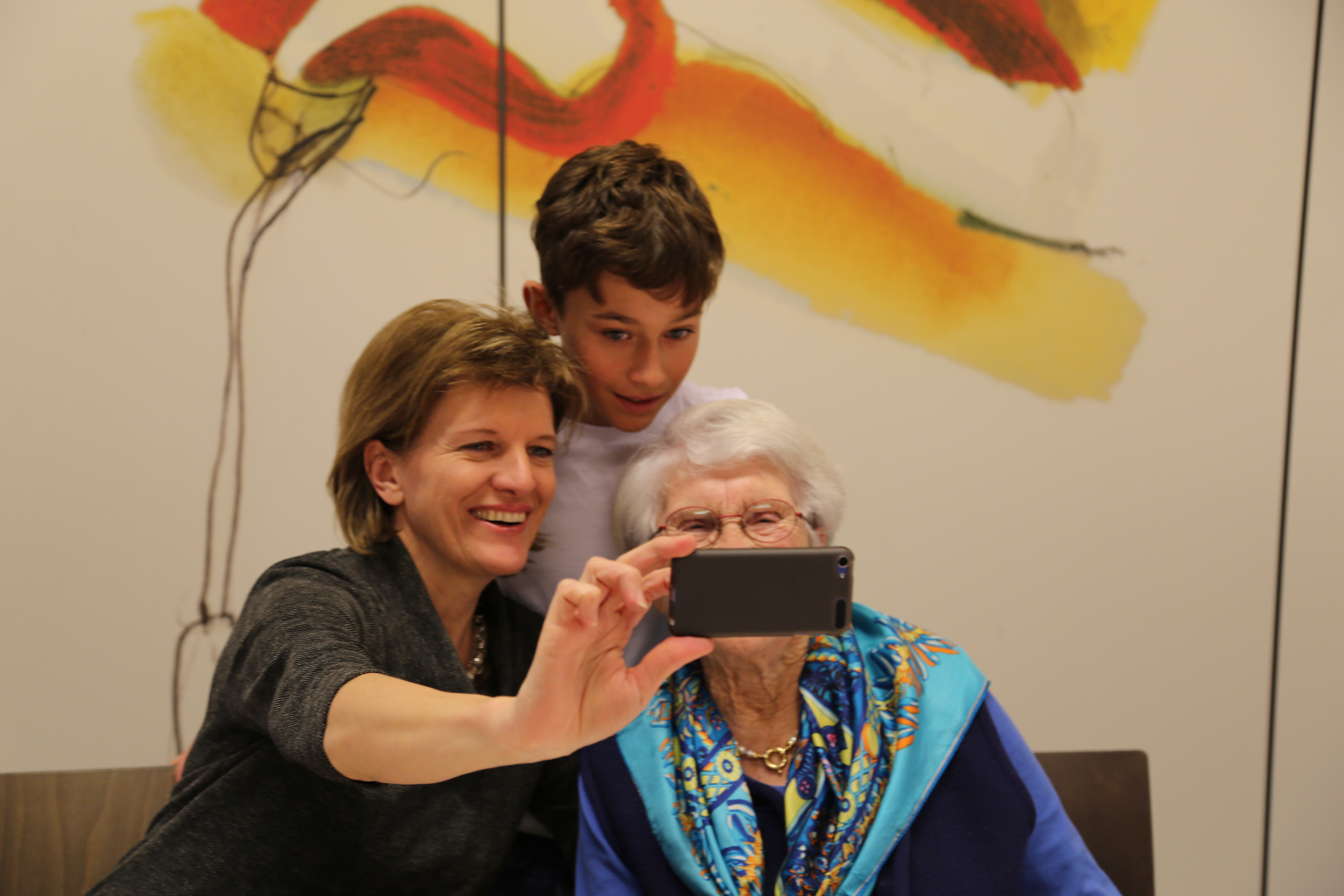 Die Technik macht vor dem Alter nicht Halt: Selfie mit Bürgermeisterin Christine Op-pitz-Plörer (links), der Jubilarin Lydia Pfeiffer (rechts) und ihrem Urenkel Noa