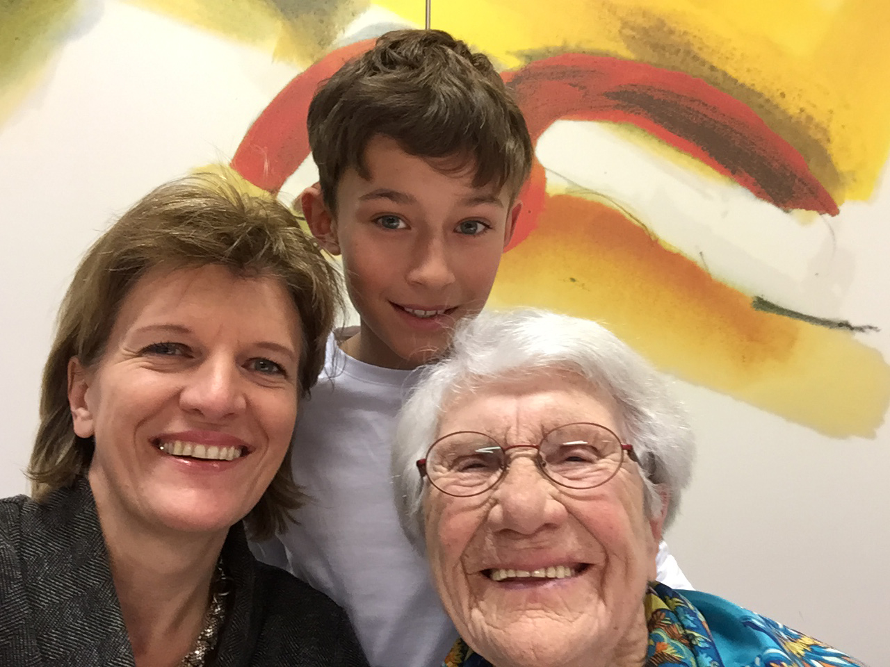 Die Technik macht vor dem Alter nicht Halt: Selfie mit Bürgermeisterin Christine Op-pitz-Plörer (links), der Jubilarin Lydia Pfeiffer (rechts) und ihrem Urenkel Noa