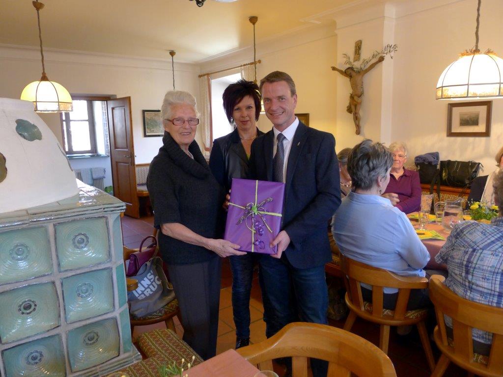 Vizebürgermeister und SeniorInnenreferent Christoph Kaufmann besuchte gemeinsamt mit Referatsleiterin Uschi Klee (Frauen, Familien und SeniorInnen) die SeniorInnenstube Amras.  Er bedankte sich im Namen der Stadt Innsbruck beim ehrenamtlichen Team, unter Leitung von Edith Zebisch, für ihre wertvolle Arbeit im Sinne unserer älteren MitbürgerInnen. Im gesamten Stadtgebiet gibt es 47 SeniorInnenstuben, die alle ehrenamtlich betreut werden. In einem oft einsam gewordenen Alltag bringen die Besuche Abwechslung und man trifft sich mit Menschen, die sich in der gleichen oder ähnlichen Lebenssituation befinden. Man gibt aufeinander acht und leistet sich Hilfestellung bei Problemen. Oft sind es die Gespräche und Unterhaltungen, die den Menschen fehlen und in den SeniorInnenstuben erlebt werden können.