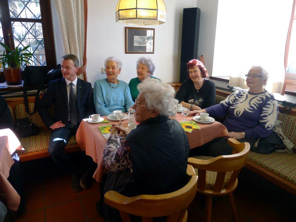 Vizebürgermeister und SeniorInnenreferent Christoph Kaufmann besuchte gemeinsamt mit Referatsleiterin Uschi Klee (Frauen, Familien und SeniorInnen) die SeniorInnenstube Amras.  Er bedankte sich im Namen der Stadt Innsbruck beim ehrenamtlichen Team, unter Leitung von Edith Zebisch, für ihre wertvolle Arbeit im Sinne unserer älteren MitbürgerInnen. Im gesamten Stadtgebiet gibt es 47 SeniorInnenstuben, die alle ehrenamtlich betreut werden. In einem oft einsam gewordenen Alltag bringen die Besuche Abwechslung und man trifft sich mit Menschen, die sich in der gleichen oder ähnlichen Lebenssituation befinden. Man gibt aufeinander acht und leistet sich Hilfestellung bei Problemen. Oft sind es die Gespräche und Unterhaltungen, die den Menschen fehlen und in den SeniorInnenstuben erlebt werden können.