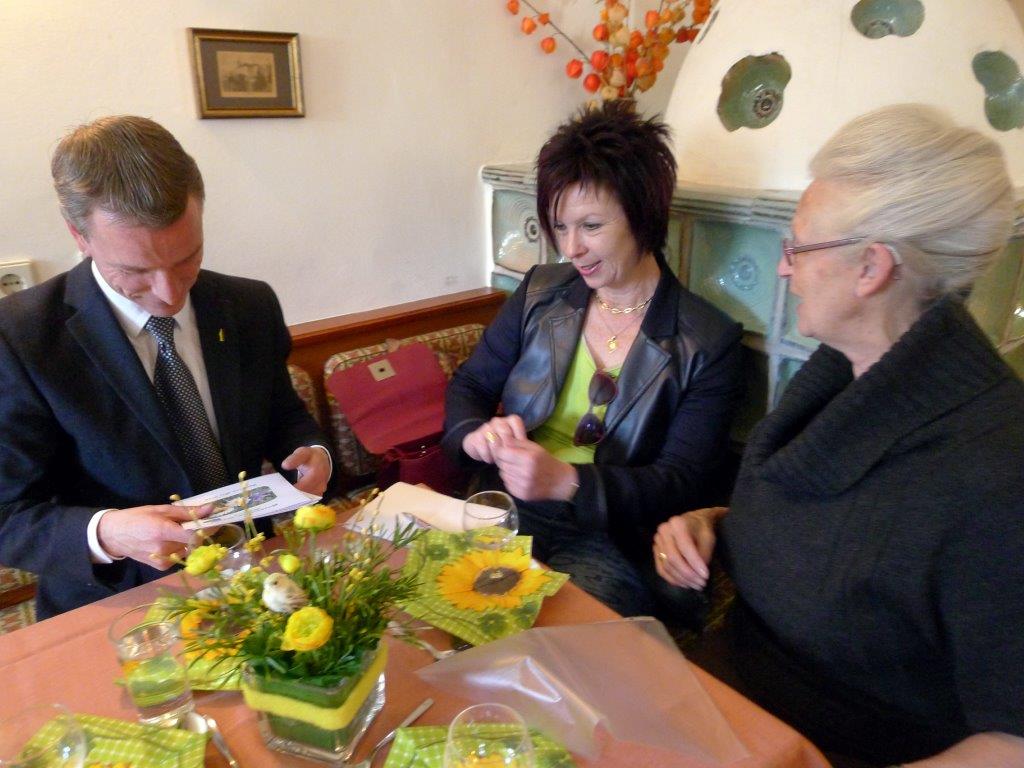 Vizebürgermeister und SeniorInnenreferent Christoph Kaufmann besuchte gemeinsamt mit Referatsleiterin Uschi Klee (Frauen, Familien und SeniorInnen) die SeniorInnenstube Amras.  Er bedankte sich im Namen der Stadt Innsbruck beim ehrenamtlichen Team, unter Leitung von Edith Zebisch, für ihre wertvolle Arbeit im Sinne unserer älteren MitbürgerInnen. Im gesamten Stadtgebiet gibt es 47 SeniorInnenstuben, die alle ehrenamtlich betreut werden. In einem oft einsam gewordenen Alltag bringen die Besuche Abwechslung und man trifft sich mit Menschen, die sich in der gleichen oder ähnlichen Lebenssituation befinden. Man gibt aufeinander acht und leistet sich Hilfestellung bei Problemen. Oft sind es die Gespräche und Unterhaltungen, die den Menschen fehlen und in den SeniorInnenstuben erlebt werden können.