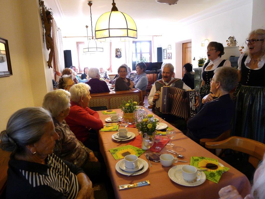 Vizebürgermeister und SeniorInnenreferent Christoph Kaufmann besuchte gemeinsamt mit Referatsleiterin Uschi Klee (Frauen, Familien und SeniorInnen) die SeniorInnenstube Amras.  Er bedankte sich im Namen der Stadt Innsbruck beim ehrenamtlichen Team, unter Leitung von Edith Zebisch, für ihre wertvolle Arbeit im Sinne unserer älteren MitbürgerInnen. Im gesamten Stadtgebiet gibt es 47 SeniorInnenstuben, die alle ehrenamtlich betreut werden. In einem oft einsam gewordenen Alltag bringen die Besuche Abwechslung und man trifft sich mit Menschen, die sich in der gleichen oder ähnlichen Lebenssituation befinden. Man gibt aufeinander acht und leistet sich Hilfestellung bei Problemen. Oft sind es die Gespräche und Unterhaltungen, die den Menschen fehlen und in den SeniorInnenstuben erlebt werden können.