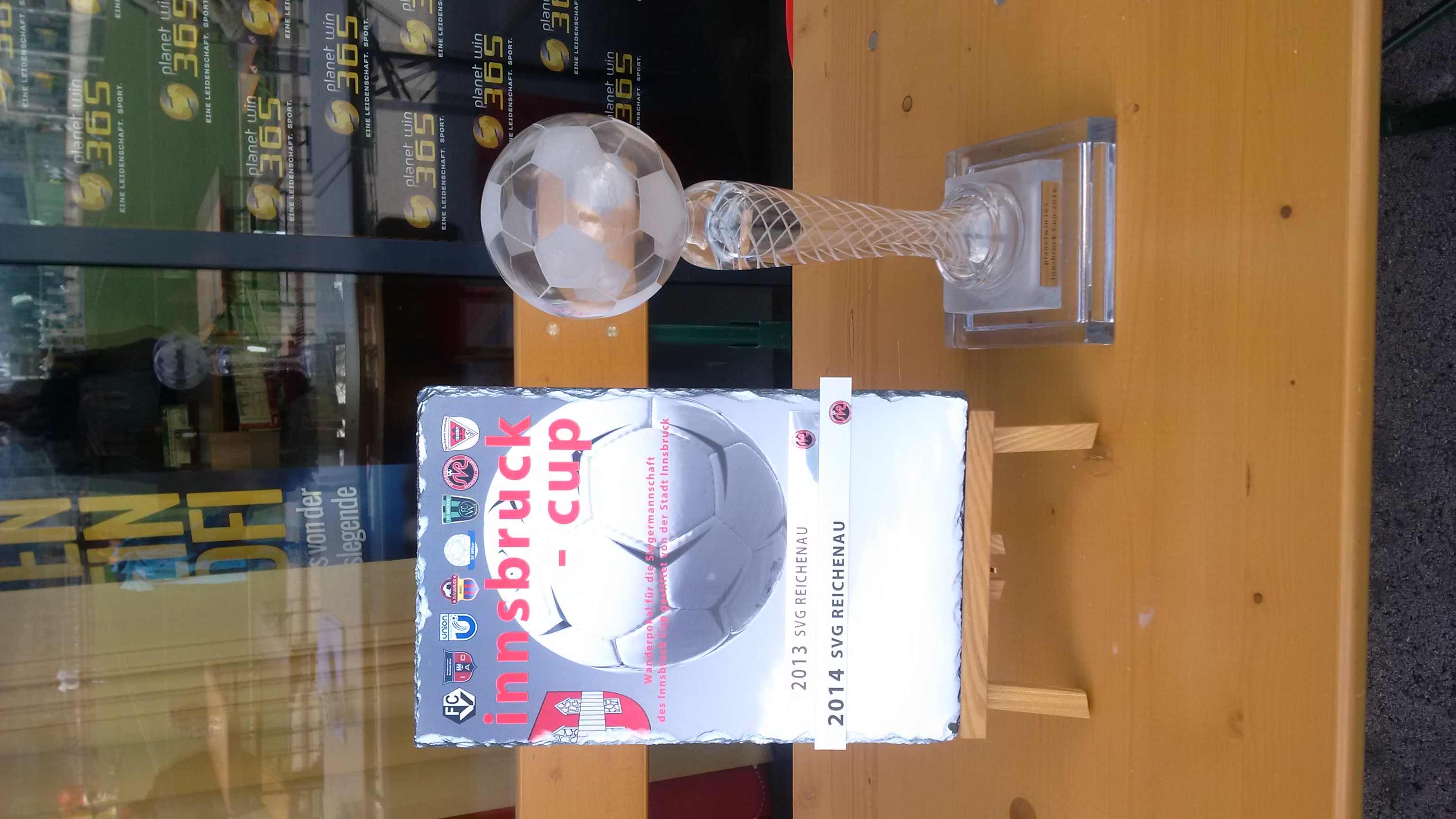 Alle neun Innsbrucker Fußballvereine und der SK Rum waren die Teilnehmer am "Frühjahres Planetwin365 Innsbruck Cup 2016". In einem spannenden Finalspiel bzw. Elfmeterschießen gewann der FC Union vor dem Sportverein Innsbruck (SVI) . Der Ehrenanstoss erfolgte durch Sportreferent Vizebürgermeister Christoph Kaufmann (Mitte) und Planetwin365 Geschäftsführer Florian Stolz.