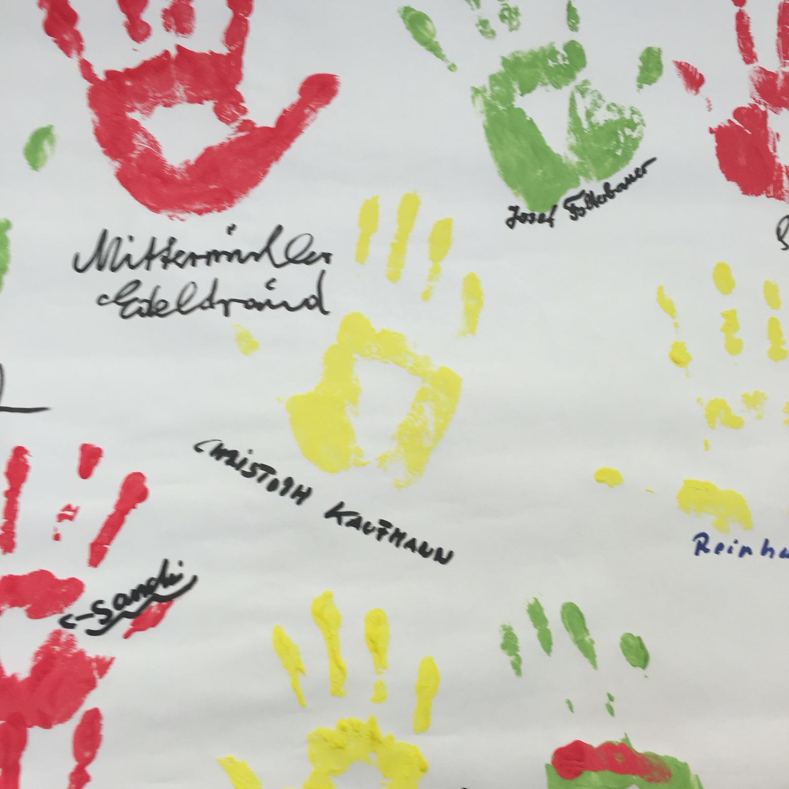 Vizebürgermeister Christoph Kaufmann bei der Eröffnung des Mehrzweckraumes im Flüchtlingsheim Trappschlössl in Amras. Er bedankte sich bei den zahlreichen ehrenamtlichen MitarbeiterInnen und dem Verein "Freundeskreis Flüchtlinge Amras" für ihr Engagement im Sinne der Menschlichkeit. Der neusanierte Raum wird für Deutschkurse, Mutter-Kind Treffen, Spieletreffs usw. verwendet werden.