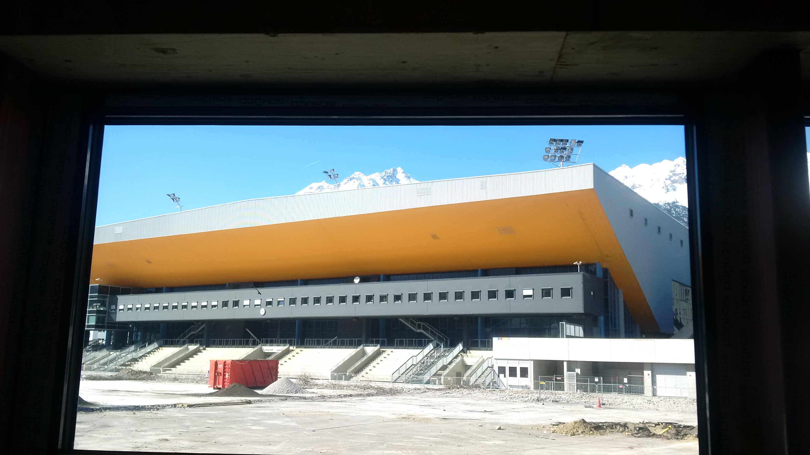 Firstfeier mit Landesrätin Patrizia Zoller-Frischauf, Vizebürgermeister und Sportreferent Christoph Kaufmann sowie OSVI-Geschäftsführer Michael Bielowski für die neuen Krafträume beim Landessportcenter: Gemeinsam mit dem Land Tirol und der Stadt Innsbruck entstehen über 400 m2 neue Trainingsräume für Kraft-, Koordinations- und Leistungstraining. Rund 400 AthletInnen aus verschiedenen Sportarten nutzen diese Krafträume. Davon unter anderem SportlerInnen aus dem Österreichischen Rodelverband, dem Österreichischen Bob- und Skeletonverband, die Teams der Swarco Raiders, die Handball-Mannschaft Hit Medalp Innsbruck, die Volleyball-Damen des VC Tirol, die Herren-Kampfmannschaft des VC Mils und die AthletInnen des Tiroler Eislaufverbands sowie des Österreichischen Skiverbands. Mit dabei aber auch Breiten- und SeniorInnensportvereine wie der Tiroler Wassersportverein und der Schwimmklub Innsbruck, der Freeski-Verein Freistil, aber auch rund 20 SenionInnen. Die Kosten für den Neubau betragen 3.3 Millionen Euro.