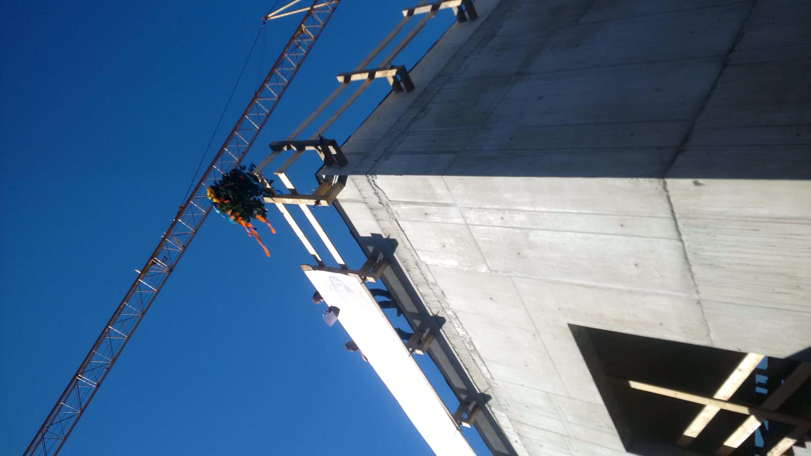 Firstfeier mit Landesrätin Patrizia Zoller-Frischauf, Vizebürgermeister und Sportreferent Christoph Kaufmann sowie OSVI-Geschäftsführer Michael Bielowski für die neuen Krafträume beim Landessportcenter: Gemeinsam mit dem Land Tirol und der Stadt Innsbruck entstehen über 400 m2 neue Trainingsräume für Kraft-, Koordinations- und Leistungstraining. Rund 400 AthletInnen aus verschiedenen Sportarten nutzen diese Krafträume. Davon unter anderem SportlerInnen aus dem Österreichischen Rodelverband, dem Österreichischen Bob- und Skeletonverband, die Teams der Swarco Raiders, die Handball-Mannschaft Hit Medalp Innsbruck, die Volleyball-Damen des VC Tirol, die Herren-Kampfmannschaft des VC Mils und die AthletInnen des Tiroler Eislaufverbands sowie des Österreichischen Skiverbands. Mit dabei aber auch Breiten- und SeniorInnensportvereine wie der Tiroler Wassersportverein und der Schwimmklub Innsbruck, der Freeski-Verein Freistil, aber auch rund 20 SenionInnen. Die Kosten für den Neubau betragen 3.3 Millionen Euro.