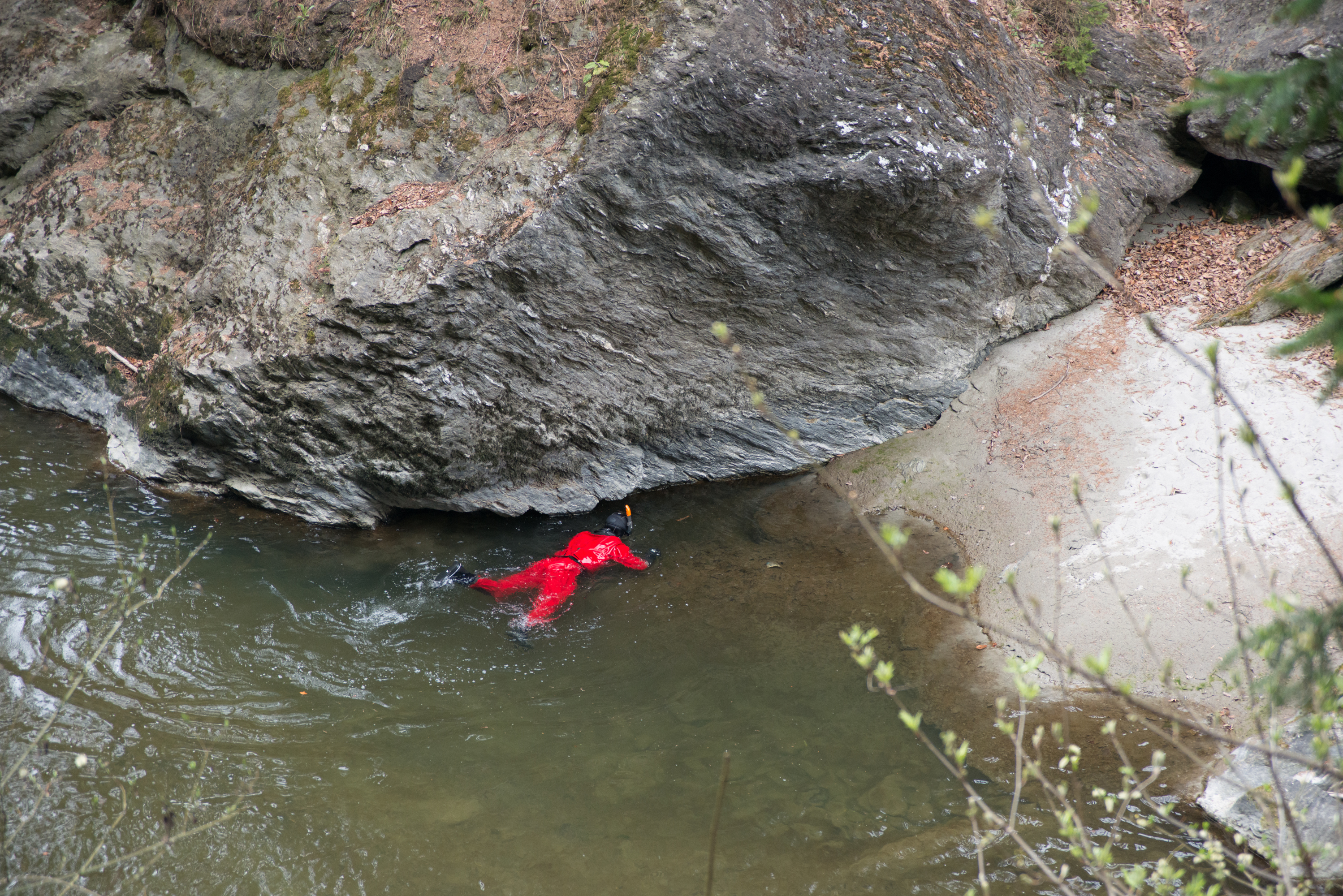 Der Initiator der Reinigungsaktion in der Sillschlucht Marco Kölle fischte Abfall auch aus dem Wasser.