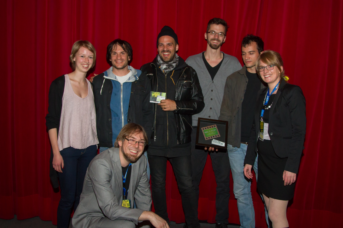 Nicht zuletzt vergab heuer erstmals auch das Veranstalterteam Stephanie Kluckner und Andy Aigner (l.u.r.außen im Bild) einen Preis. „Auf das was kommt“ von Johann Moser und Joachim Romen wurde mit einer kleineren Ausgabe des Awards und einem „Scheckchen“ in Höhe von 100 Euro bedacht.