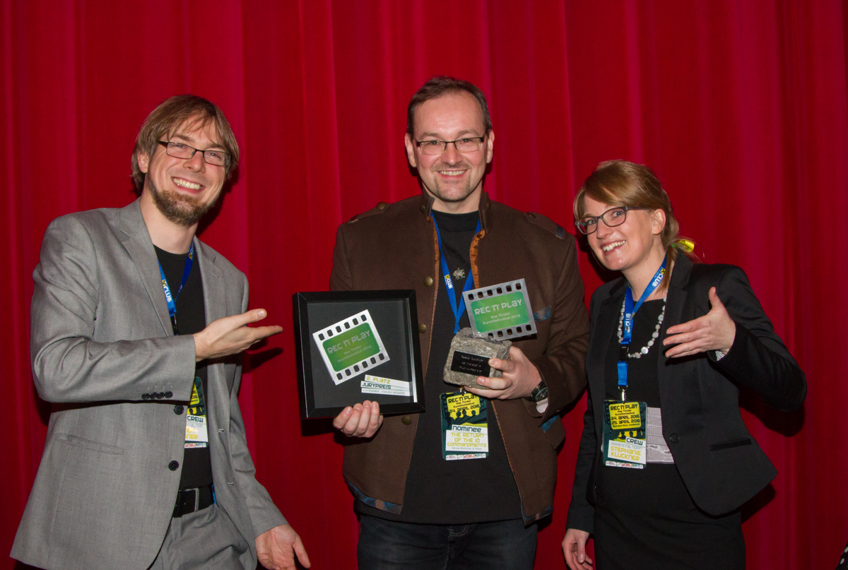 Erstmalig wurde heuer auch ein 2. Jurypreis übergeben, den der Filmemacher Georg Melichar für die Komödie „The return of the 10 commandments“ abräumte. Doch damit nicht genug, konnte er damit auch das zahlreich erschienene Publikum überzeugen und heimste damit auch noch den Publikumspreis ein. Gleich zwei Schecks (einmal über 200 und einmal über 300 Euro) durften dem Filmemacher vom Veranstalterteam überreicht werden. (Georg Melichar (Bildmitte) im Bild mit den Veranstaltern Andy Aigner (l.) und Stephanie Kluckner (r.))