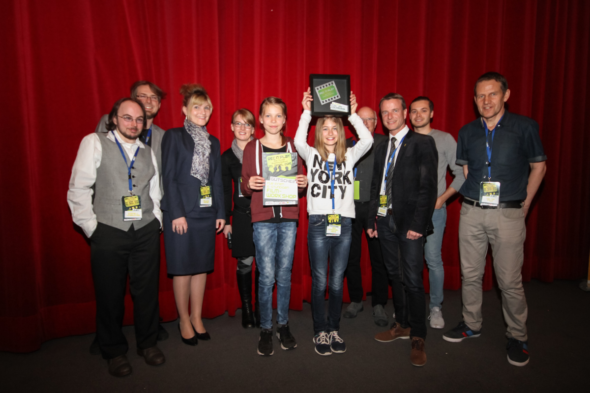 Anna Narr und Elisabeth Judmaier (Bildmitte) aus Schwaz konnten mit ihrem Kurzfilm „Der Schwindeldrink“ die Juroren überzeugen und wurden auf Platz zwei des Unterstufenbewerbs gewählt. (Im Bild mit den Juroren und Veranstaltern sowie Melanie Wiener aus dem Büro der Bildungslandesrätin Beate Palfrader und Vizebürgermeister Christoph Kaufmann)