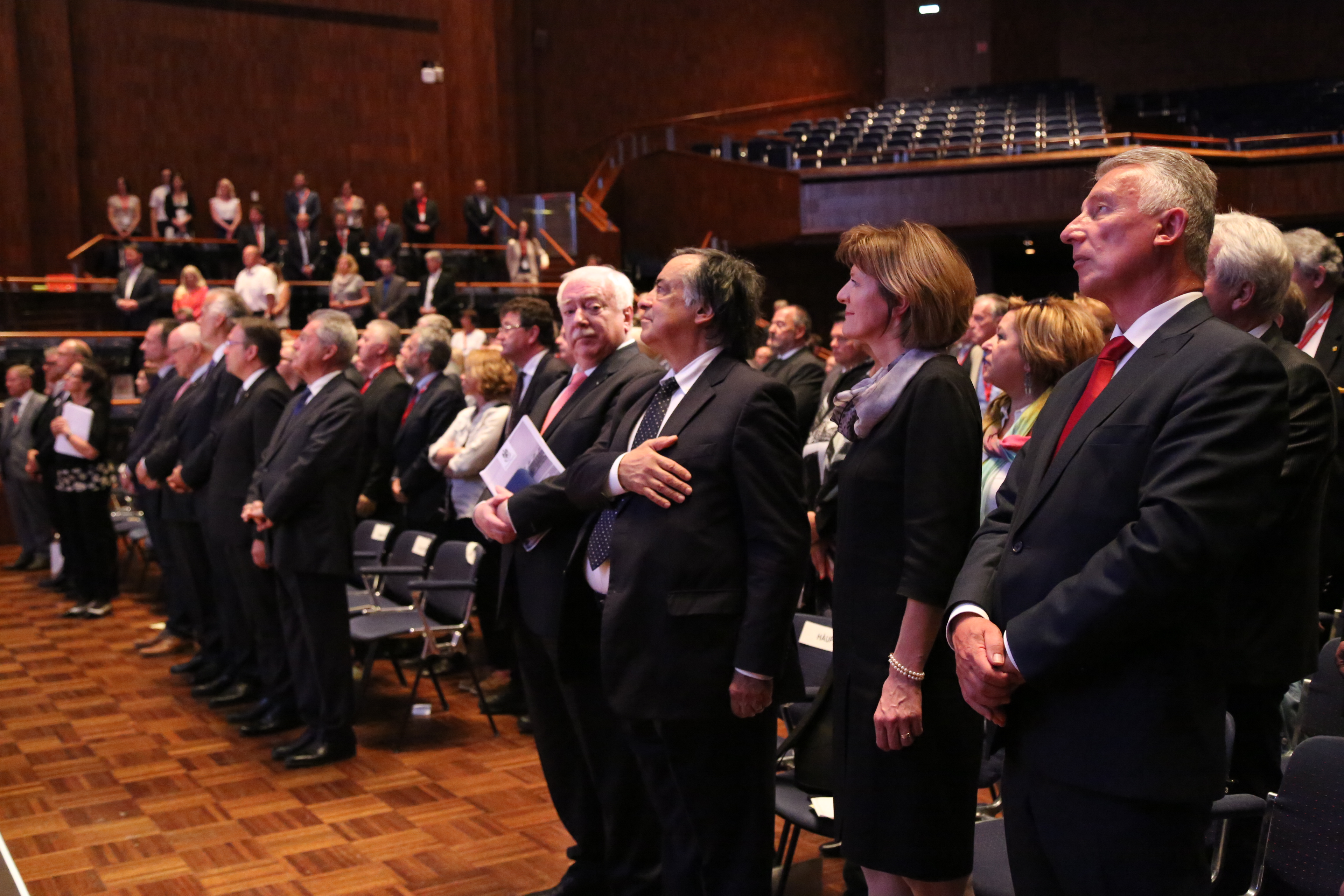 Alle Anwesenden erhoben sich für die Europahymne, gesungen von den Wiltener Sängerknaben.