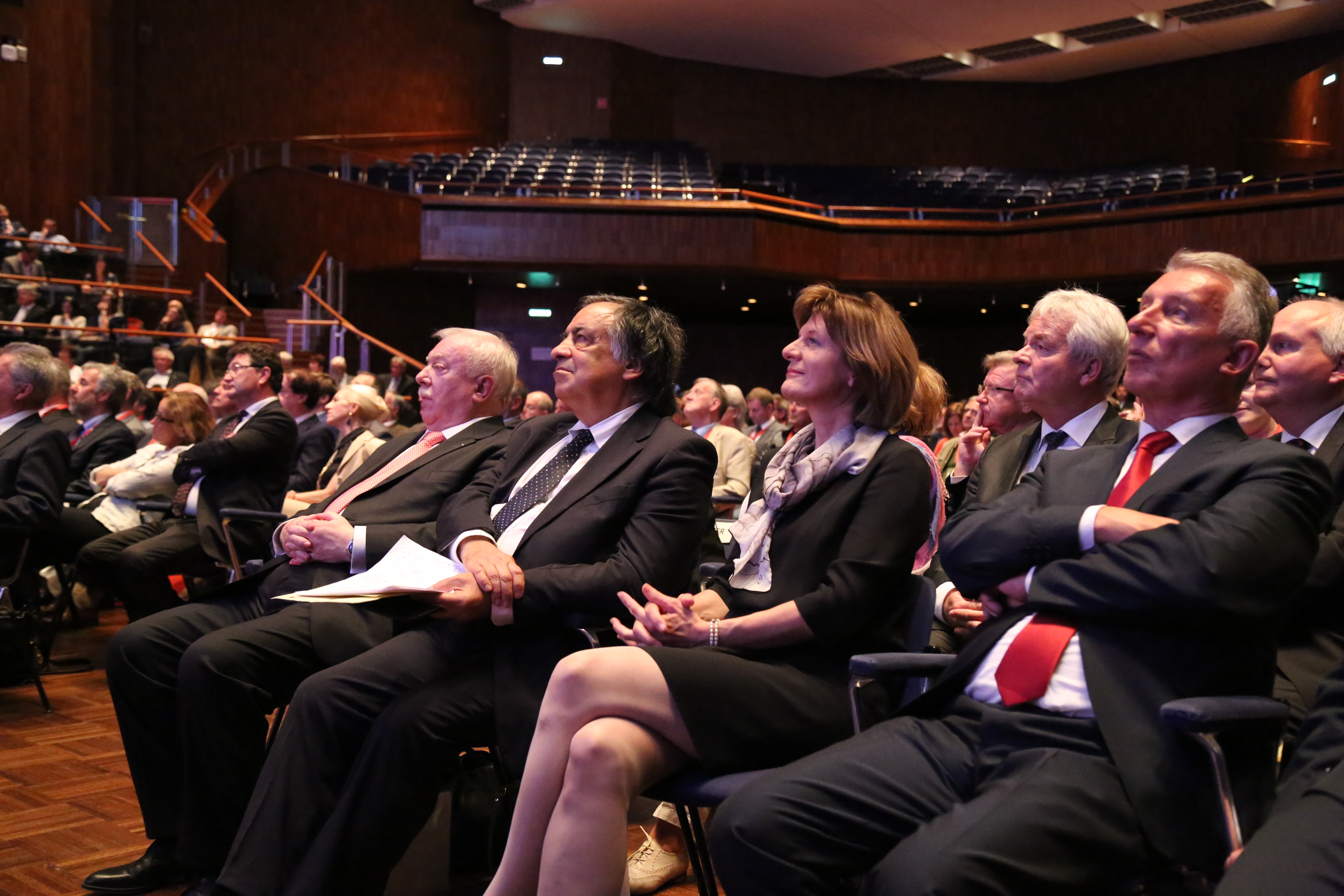 Bei der feierlichen Eröffnung des 66. Österreichischen Städtetages im Congress Innsbruck (v.r.): Präsident des Österreichischen Gemeindebundes Helmut Mödlhammer, Bürgermeisterin Christine Oppitz-Plörer, Leoluca Orlando (Bürgermeister Palermo) und Wiens Bürgermeister und Präsident des Österreichischen Städtebundes Michael Häupl