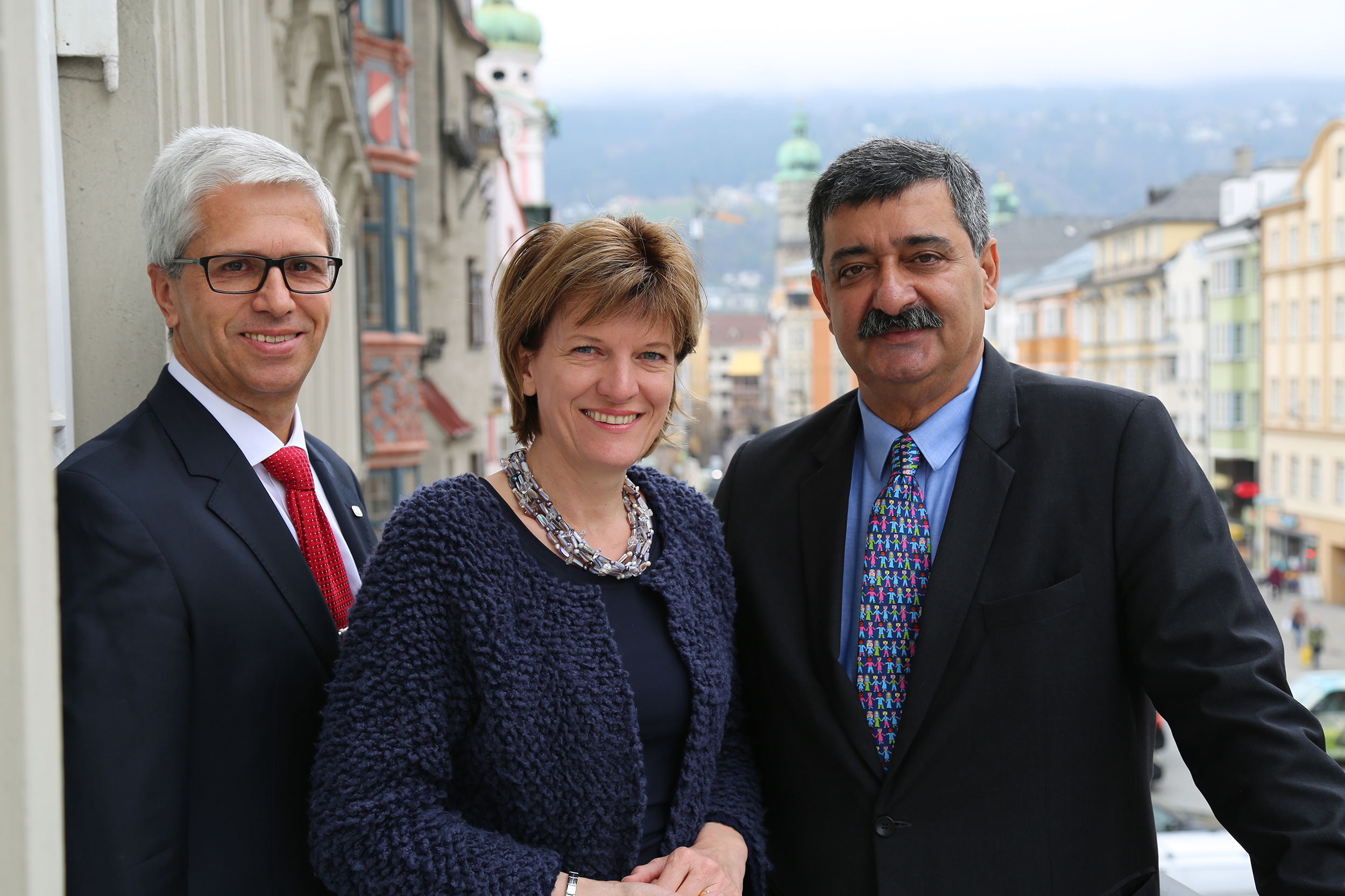 Anlässlich der bevorstehenden Generalversammlung von SOS-Kinderdorf International zu Besuch bei Bürgermeisterin Christine Oppitz-Plörer (Mitte): Präsident Siddharta Kaul (r.) und Chief Financial Officer Norbert Meder (l.)