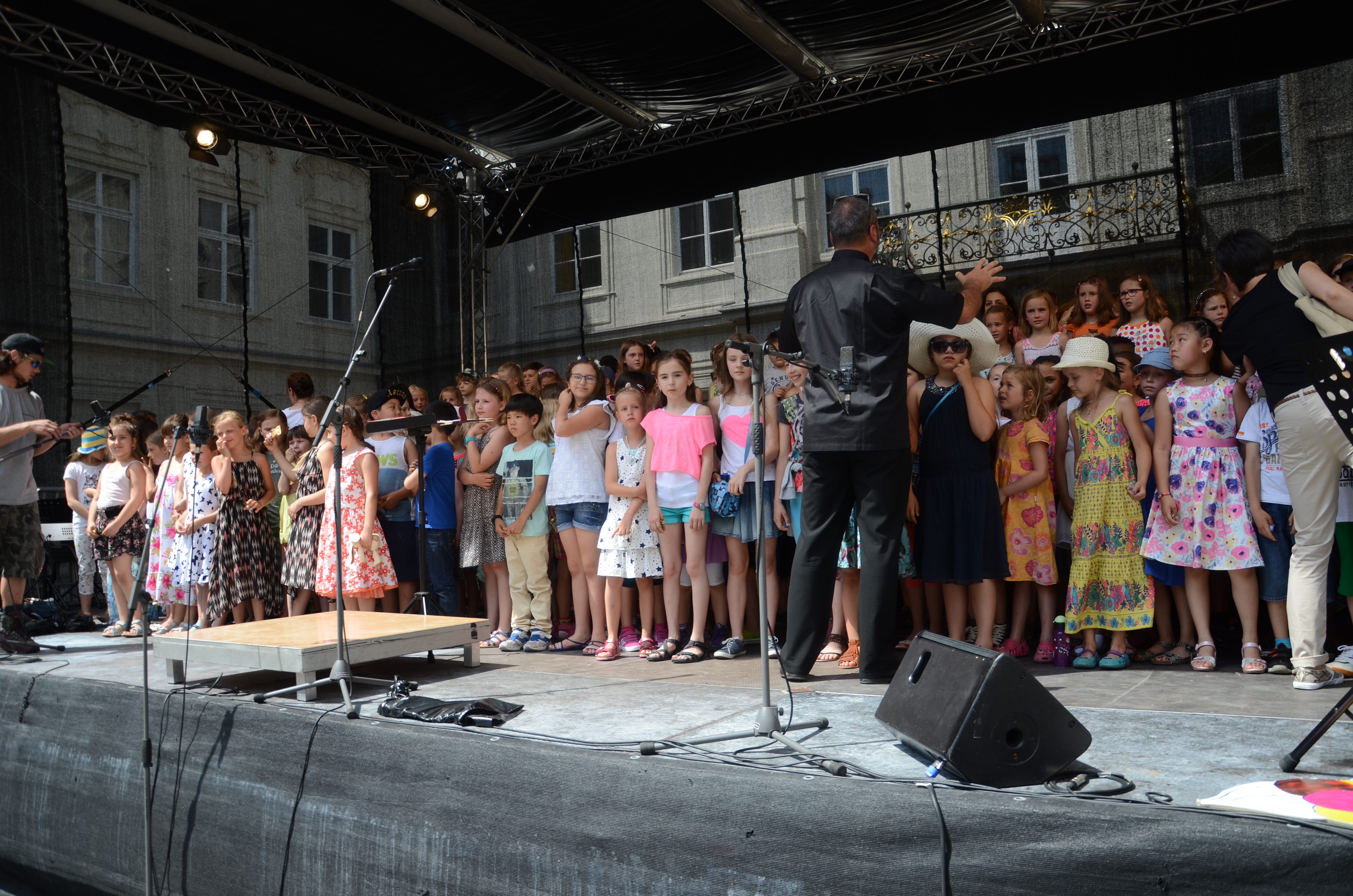 Ein Kinderchor eröffnete die Veranstaltung.
