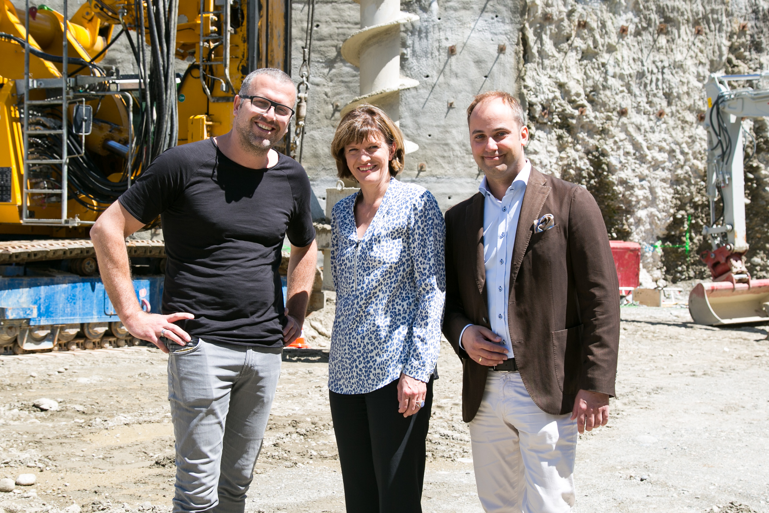 Bei der Spatenstichfeier für PEMA2 (v.l.): Autor und Ehrengast Bernhard Aichner, Bürgermeisterin Christine Oppitz-Plörer und GF Markus Schafferer (PEMA-Gruppe)